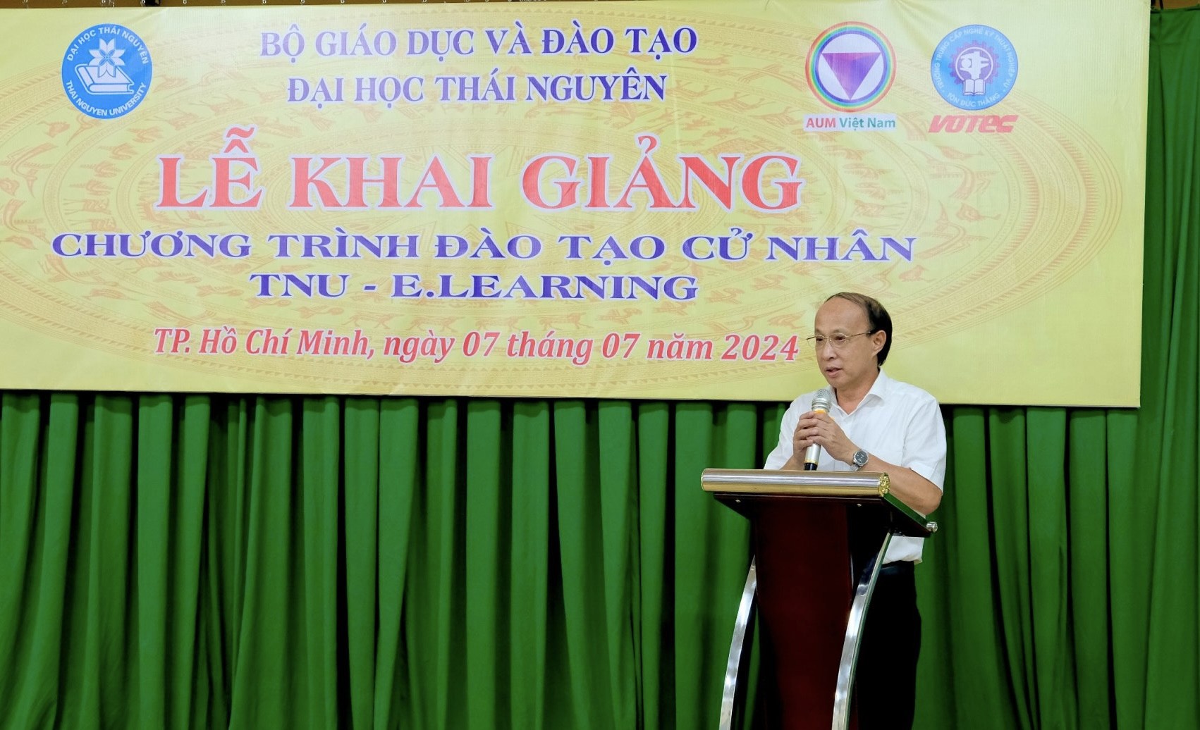 TS. Trương Hữu Dũng Phó Giám đốc Trung tâm Đào tạo từ xa - Đại học Thái Nguyên phát biểu tại lễ Khai giảng