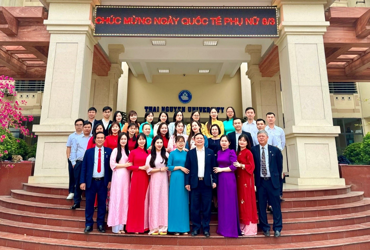 Ban giám đốc cùng tập thể cán bộ, người lao động Trung tâm Đào tạo từ xa - Đại học Thái Nguyên