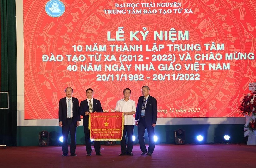 Trung tâm Đào tạo từ xa - Đại học Thái Nguyên vinh dự nhân cờ thi dua của UBND tỉnh Thái Nguyên trao tặng