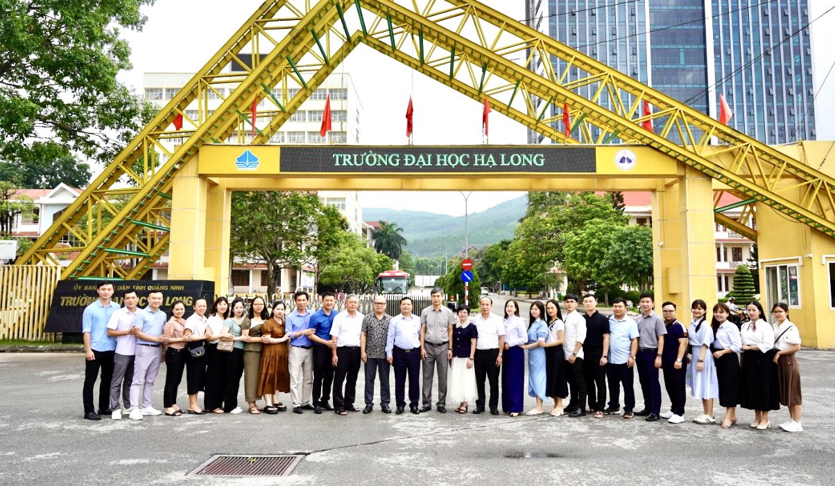 Đo&agrave;n c&ocirc;ng t&aacute;c của Trung t&acirc;m đến thăm v&agrave; l&agrave;m việc với Đại học Hạ Long