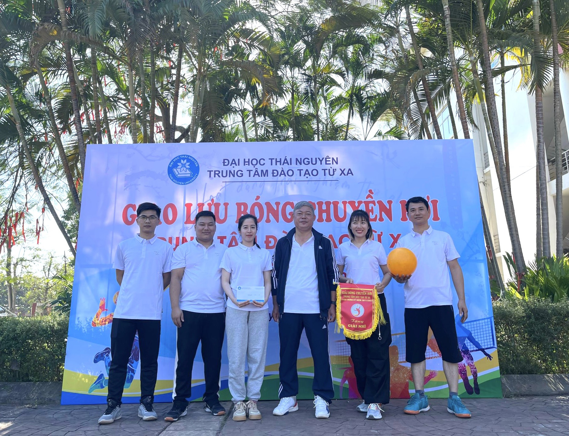 Giao lưu thi đấu b&oacute;ng chuyền hơi ch&agrave;o mừng kỉ niệm ng&agrave;y Nh&agrave; gi&aacute;o Việt Nam 20/11