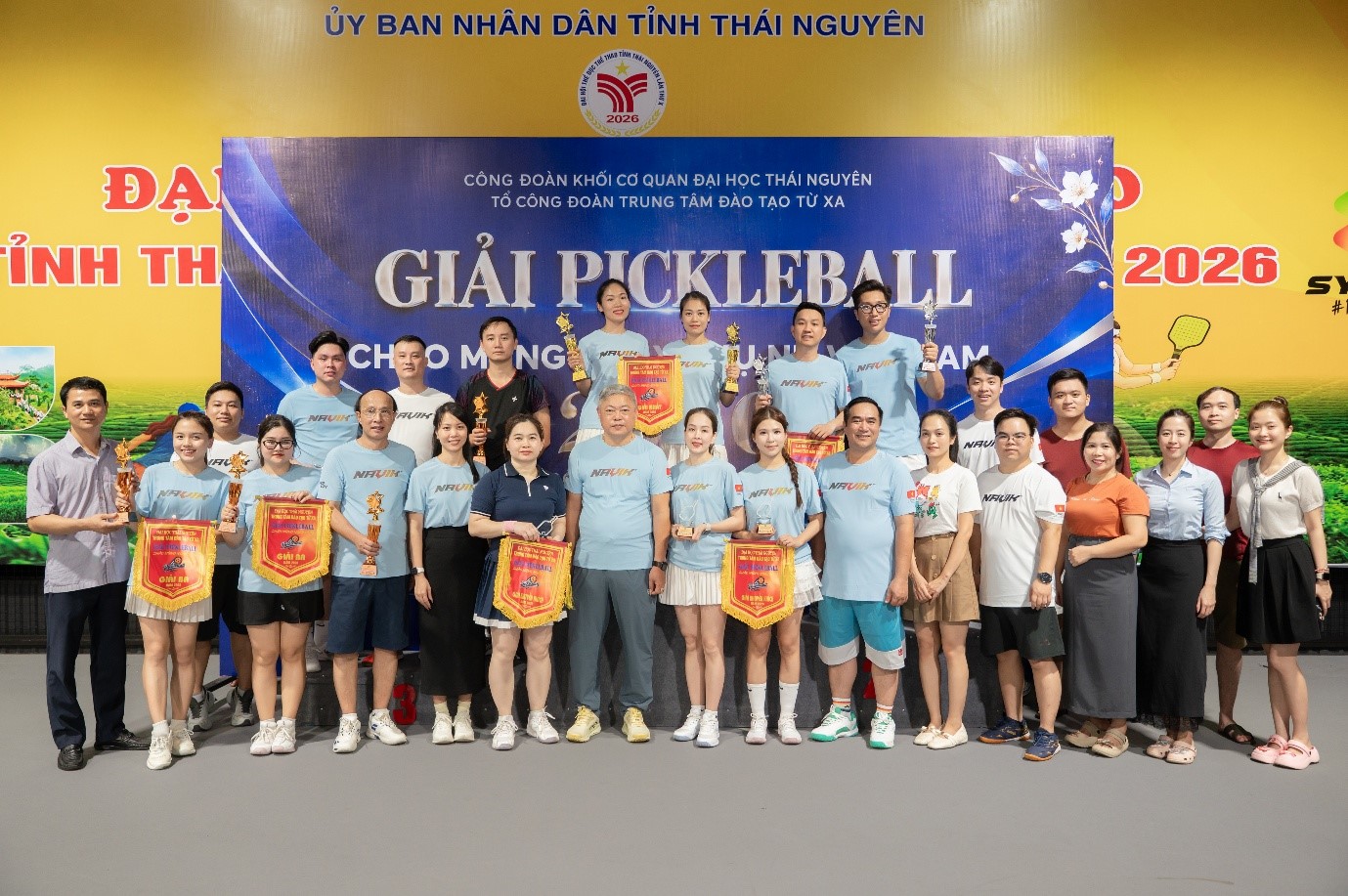 Ban t&ocirc;̉ chức trao cờ và chụp ảnh lưu ni&ecirc;̣m cùng các đ&ocirc;̣i tham gia thi đ&acirc;́u