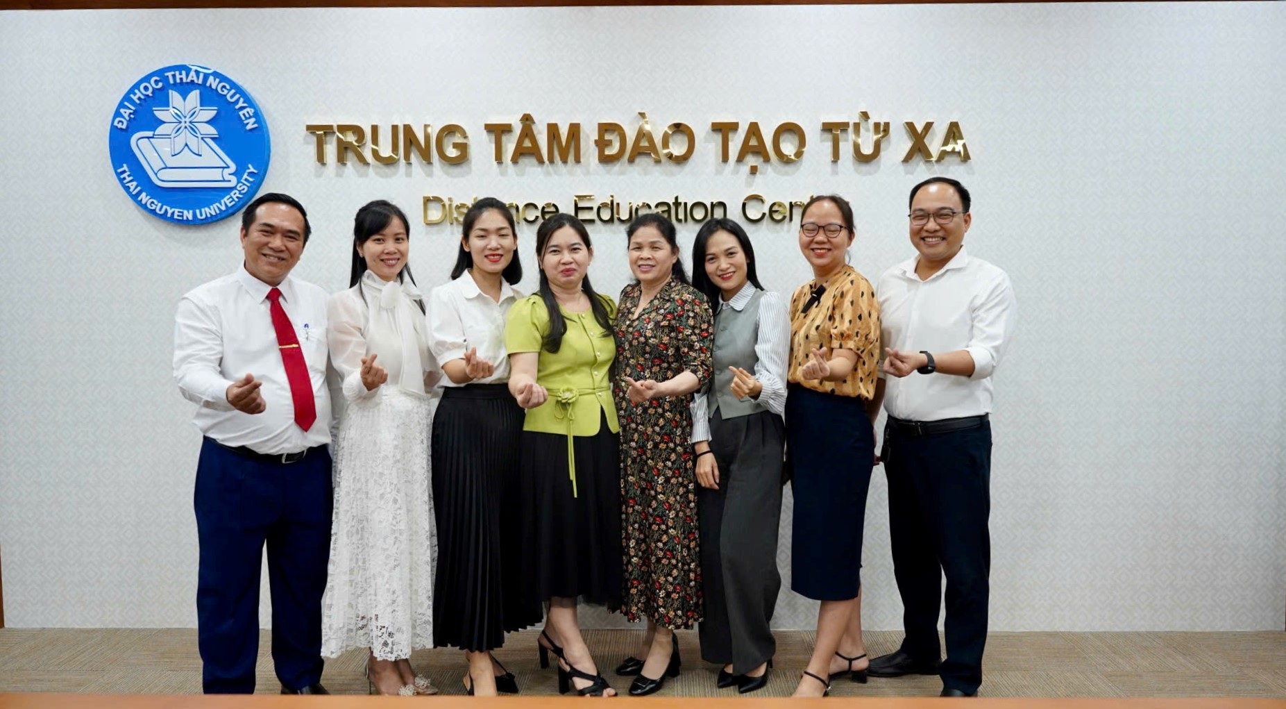 Các cán bộ, nhân viên, người lao động Trung tâm Đào tạo từ xa -  Đại học Thái Nguyên chụp ảnh lưu niệm