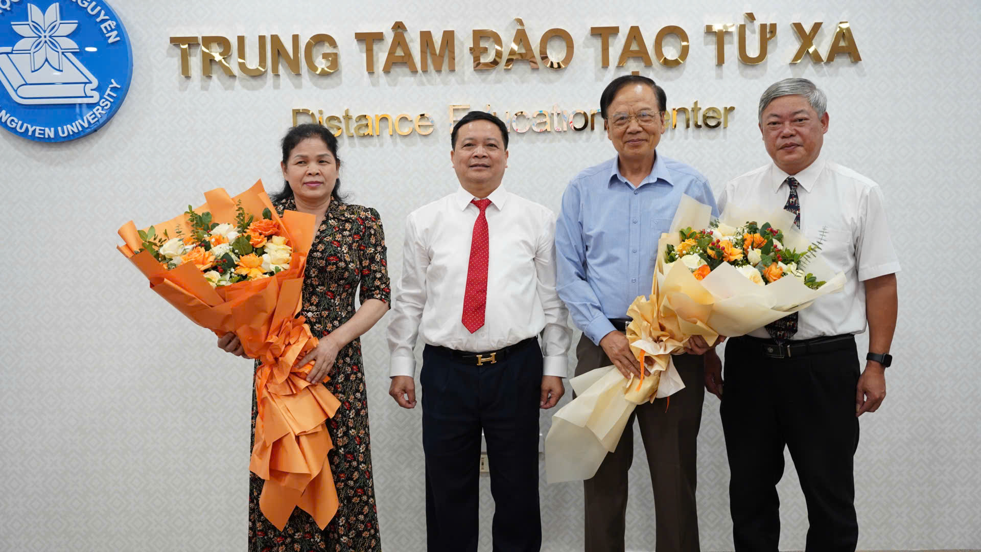 Tặng hoa tri ân các nguyên lãnh đạo Trung tâm Đào tạo từ xa – Đại học Thái Nguyên