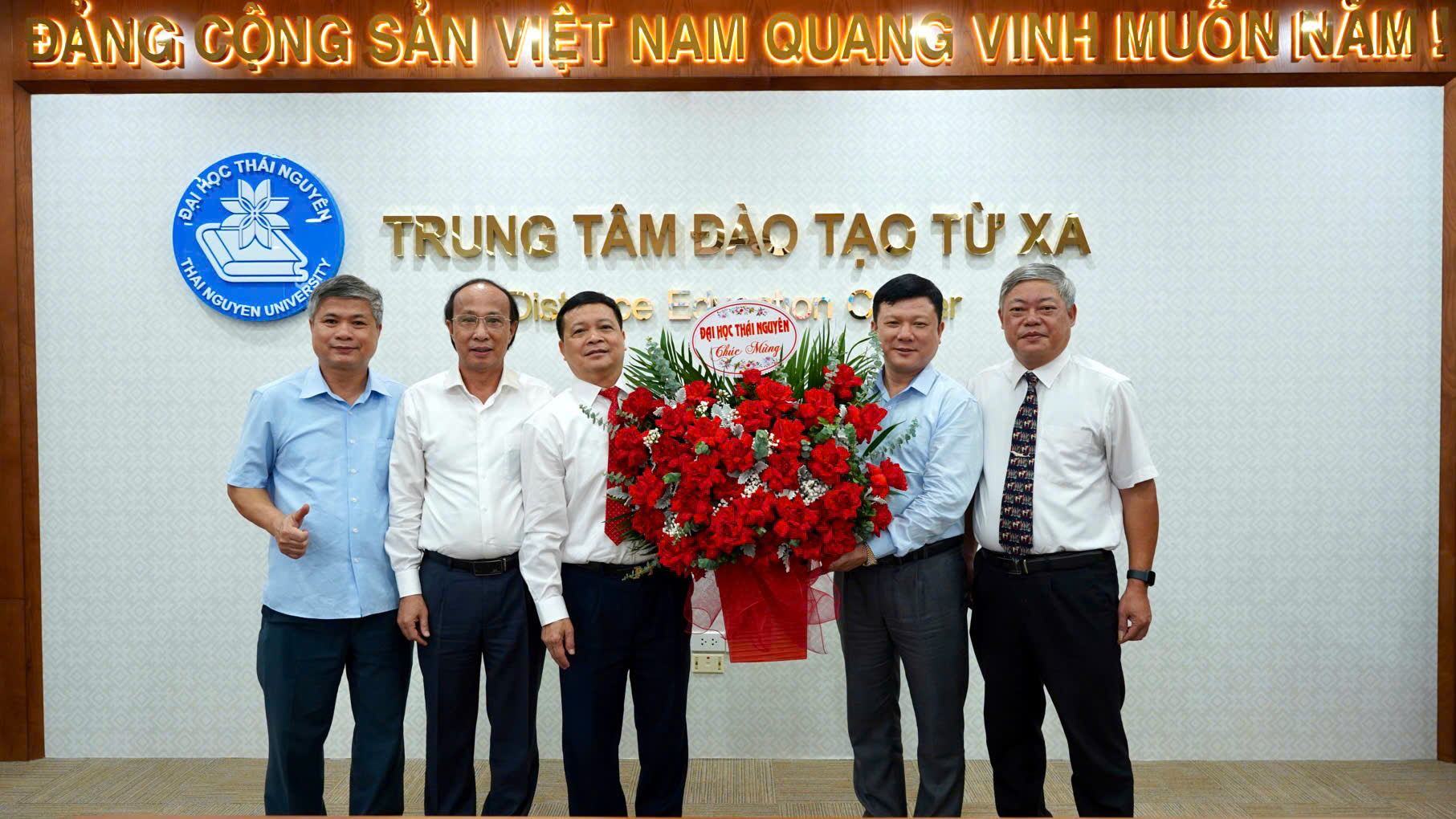 Lãnh đạo Đại học Thái nguyên tặng hoa chúc mừng Trung tâm Đào tạo từ xa - Đại học Thái Nguyên