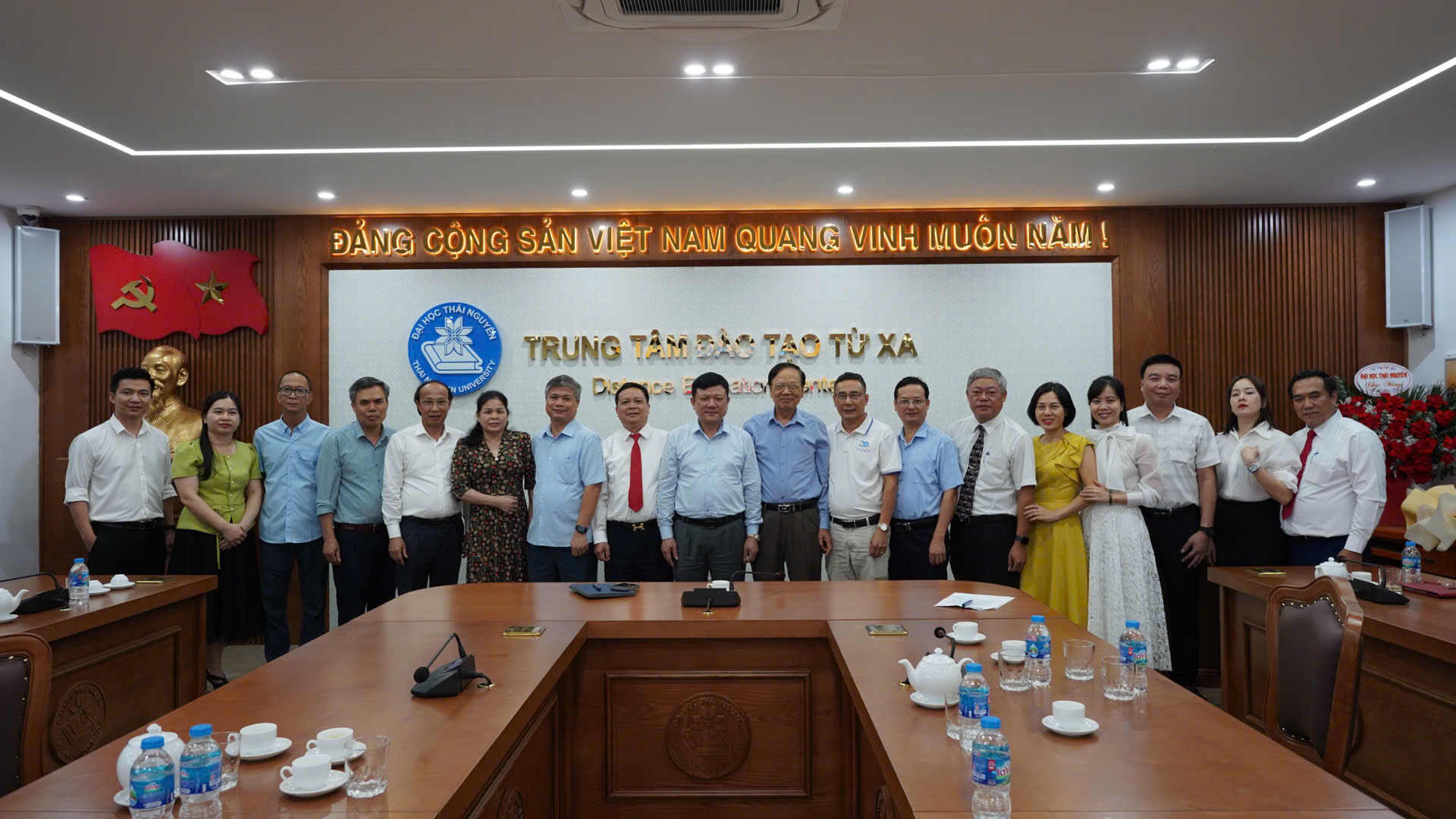 Ban lãnh đạo Trung tâm Đào tạo từ xa – Đại học Thái Nguyên chụp ảnh lưu niệm cùng các vị đại biểu, khánh mời.