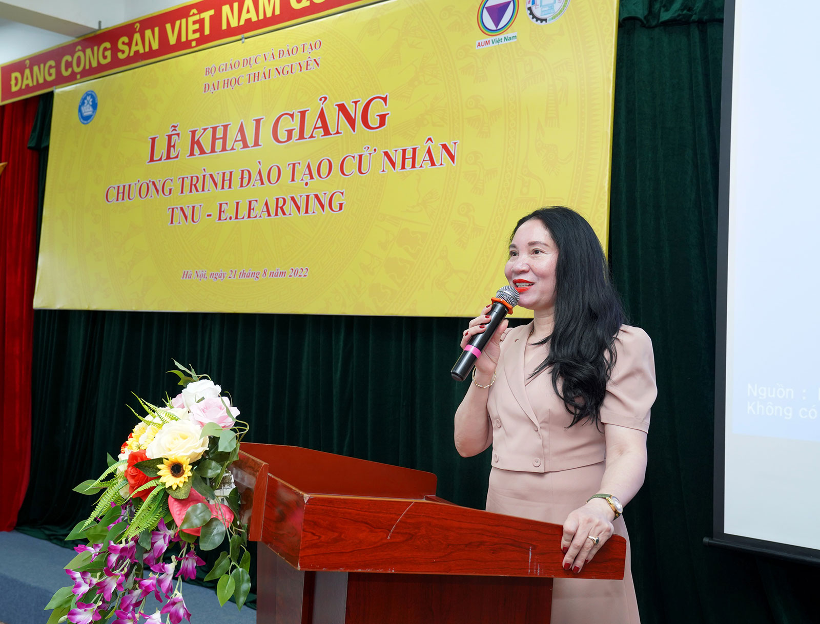 Cô Nguyễn Thị Thu Hà – Hiệu trưởng trường TC Kinh tế Kỹ thuật Hà Nội I phát biểu tại buổi lễ