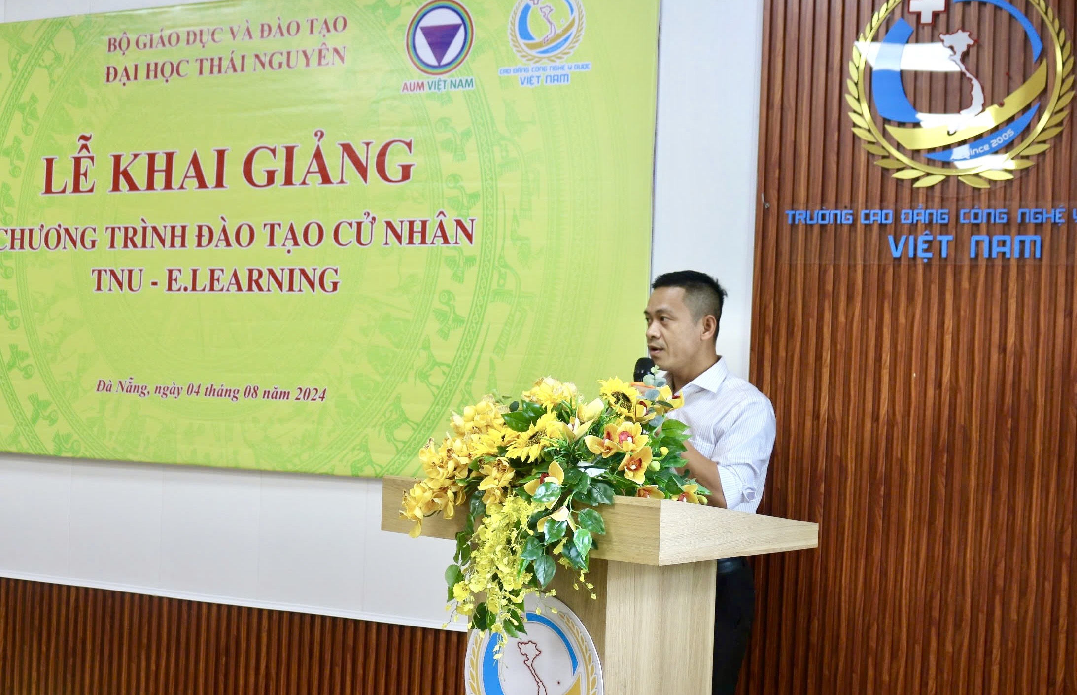 Học viên Nguyễn Thành Trung đại diện các Tân học viên phát biểu và đón nhận hoa chúc mừng từ đại diễn lãnh đạo hai Nhà trường