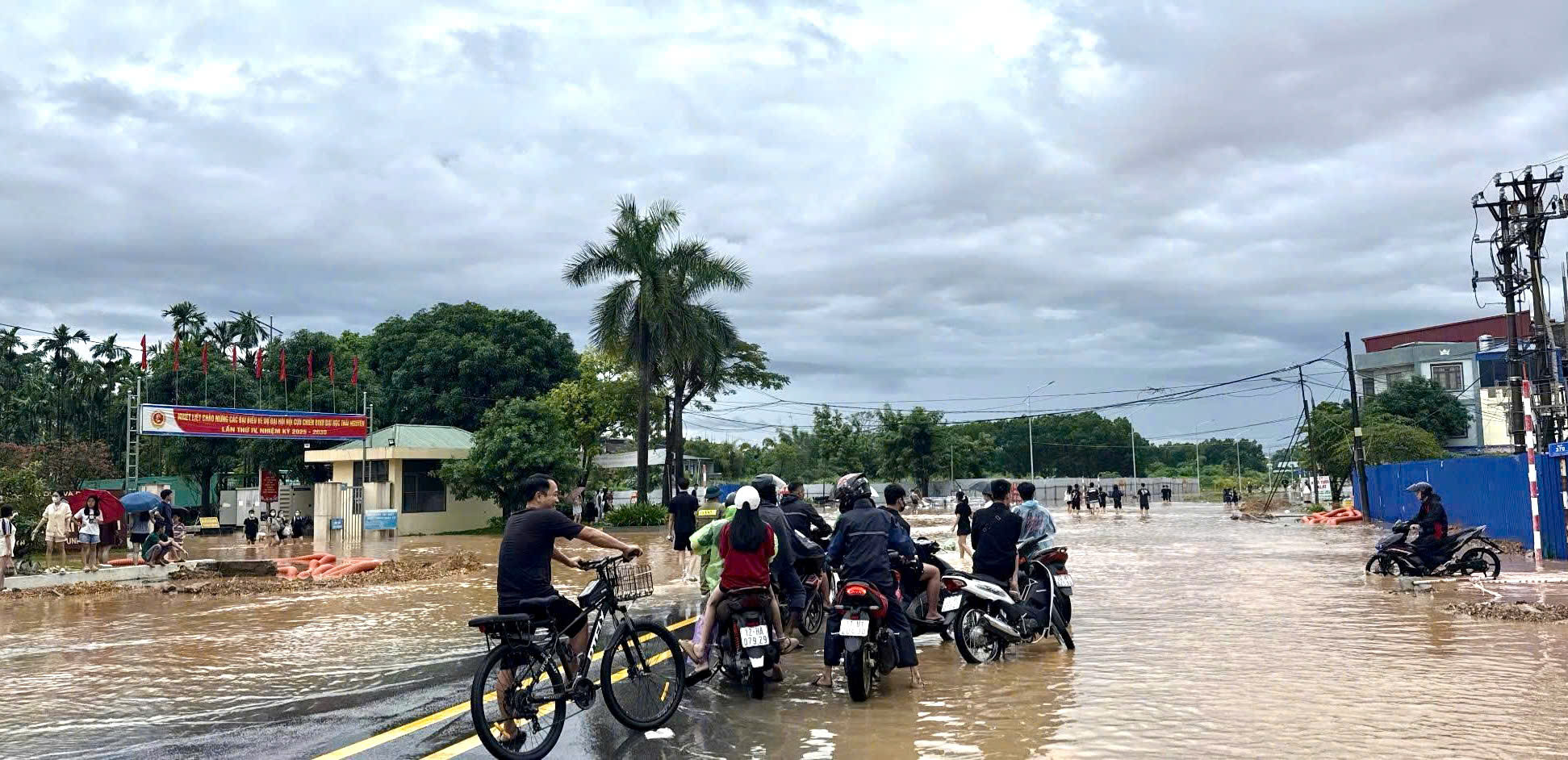 TRUNG TÂM ĐÀO TẠO TỪ XA - ĐẠI HỌC THÁI NGUYÊN CHUNG TAY CÙNG CỘNG ĐỒNG KHẮC PHỤC HẬU QUẢ BÃO SỐ 11 (BÃO MATMO)