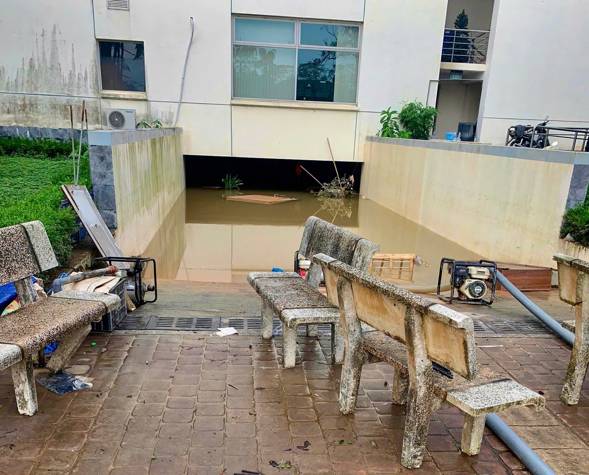 Khu vực hầm xe, phòng kho bị ngập nặng