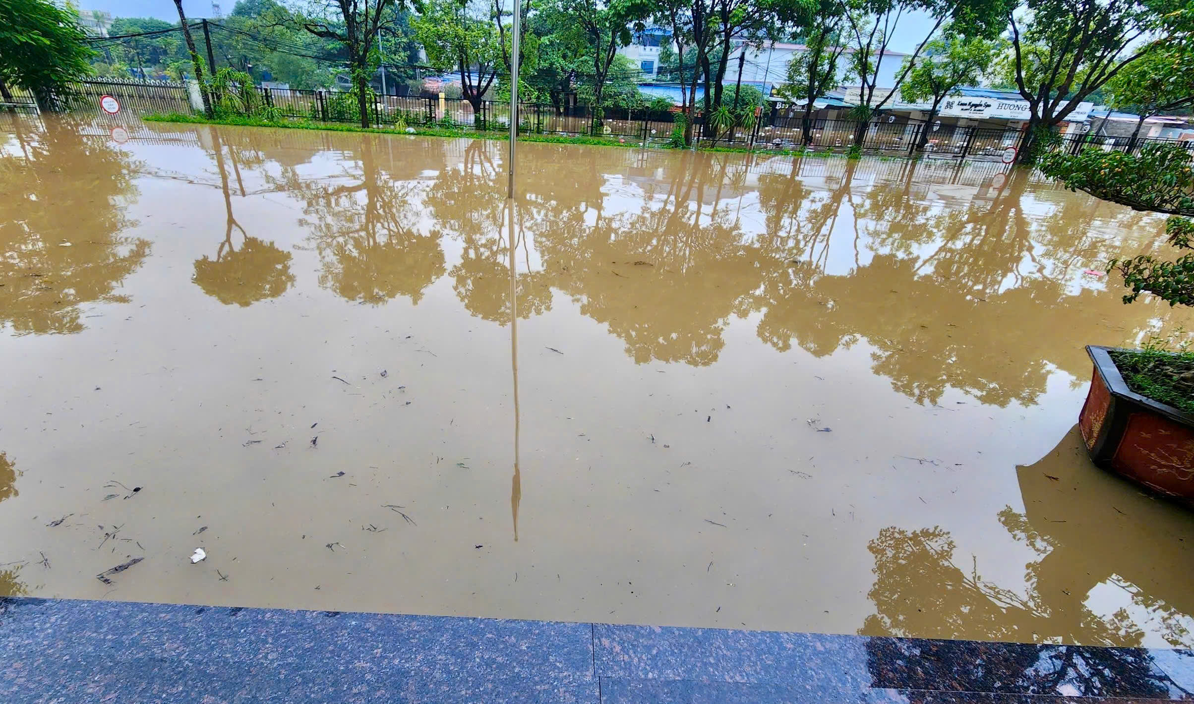 Sân trước tòa nhà Trung tâm Đào tạo từ xa - Đại học Thái Nguyên ngập trong nước