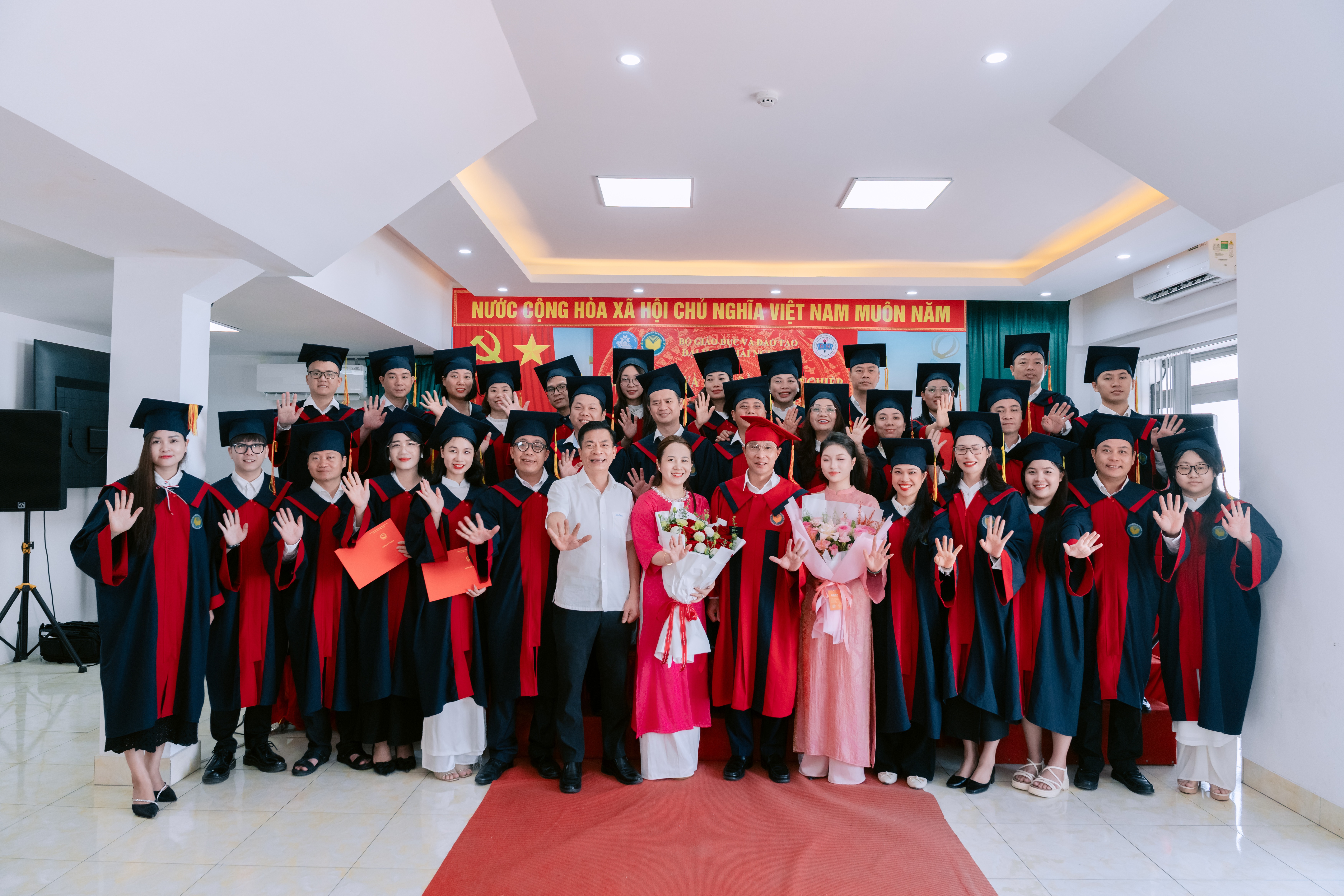 LỄ BẾ GIẢNG VÀ TRAO BẰNG TỐT NGHIỆP LỚP NA4224BC NGÀNH NGÔN NGỮ ANH TẠI TRƯỜNG TRUNG CẤP KỸ THUẬT ĐA NGÀNH HÀ NỘI