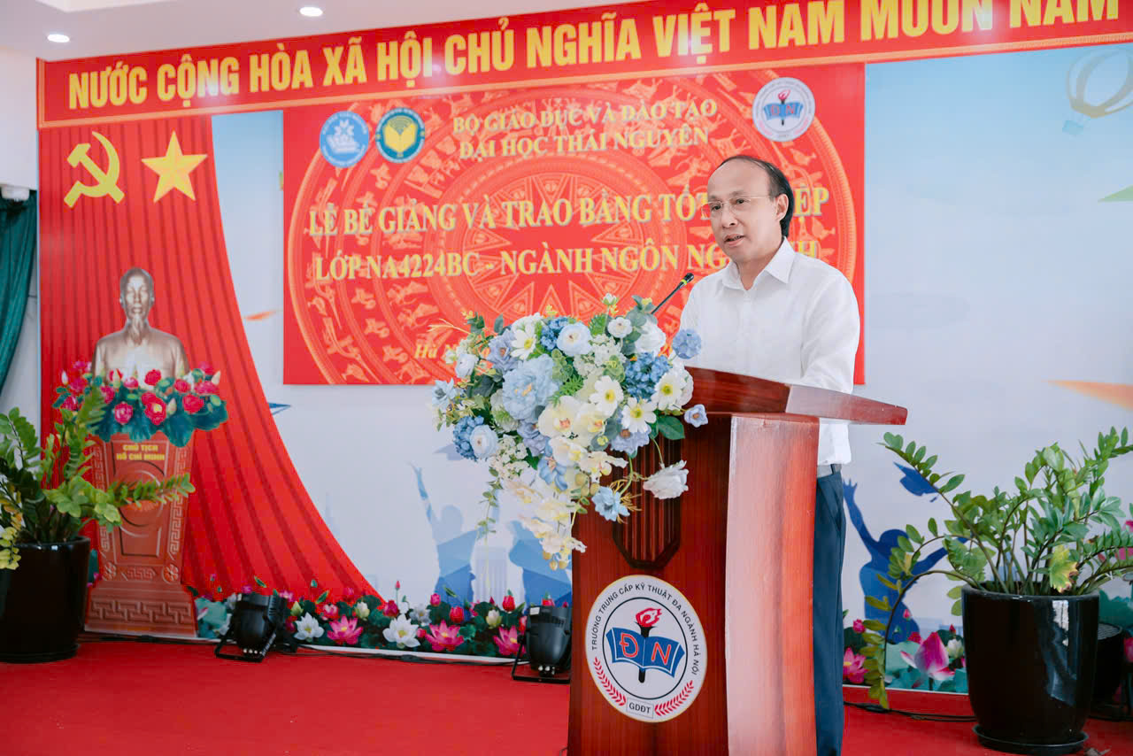 TS Trường Hữu Dũng - Ph&oacute; Gi&aacute;m đốc Trung t&acirc;m Đ&agrave;o tạo từ xa - Đại học Th&aacute;i Nguy&ecirc;n ph&aacute;t biểu ch&uacute;c mừng t&acirc;n Cử nh&acirc;n