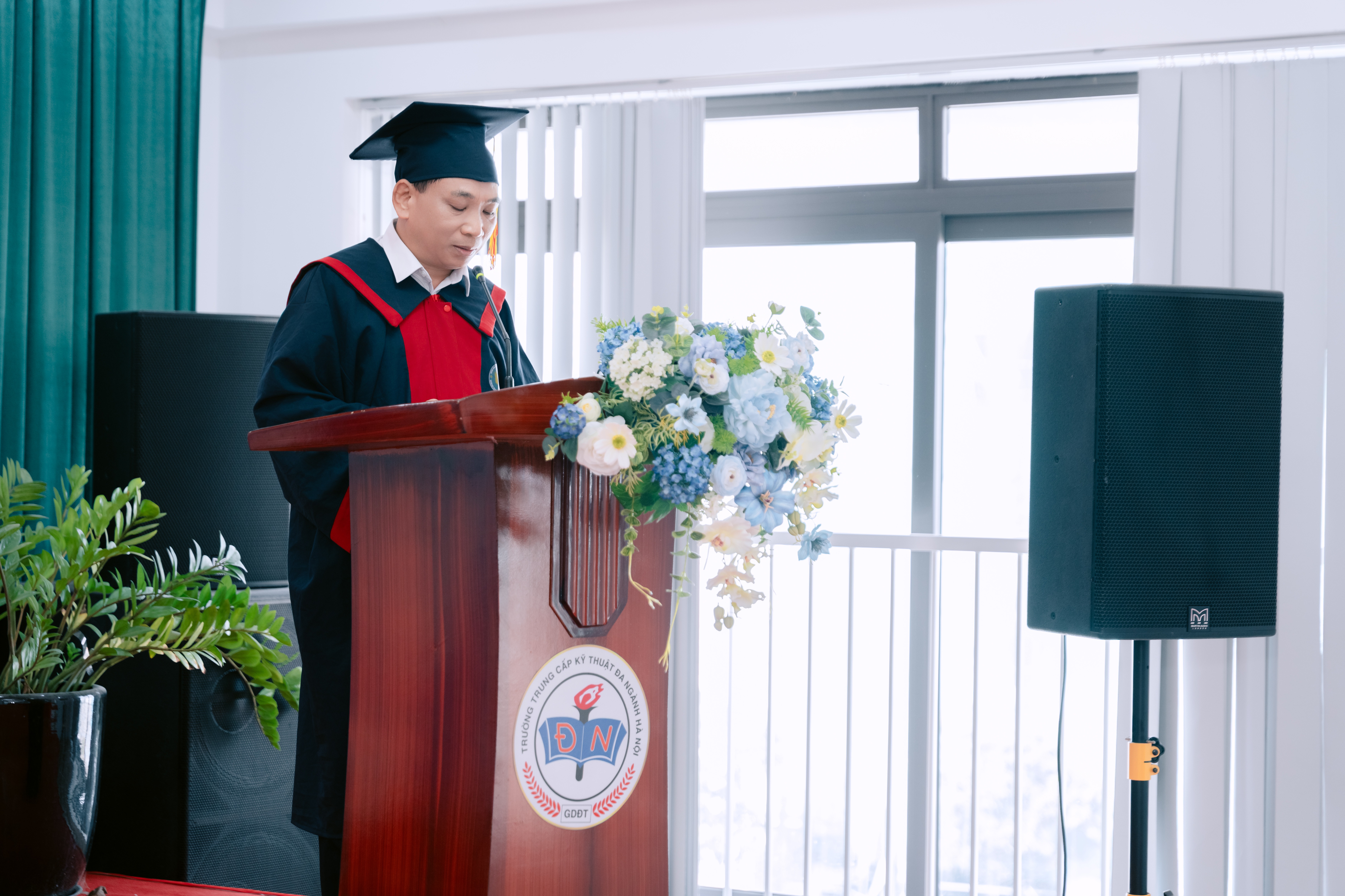 Học vi&ecirc;n Nguyễn Duy Chiến - Lớp trưởng lớp NA4224B thay mặt c&aacute;c t&acirc;n Cử nh&acirc;n ph&aacute;t biểu cảm tưởng tại buổi lễ