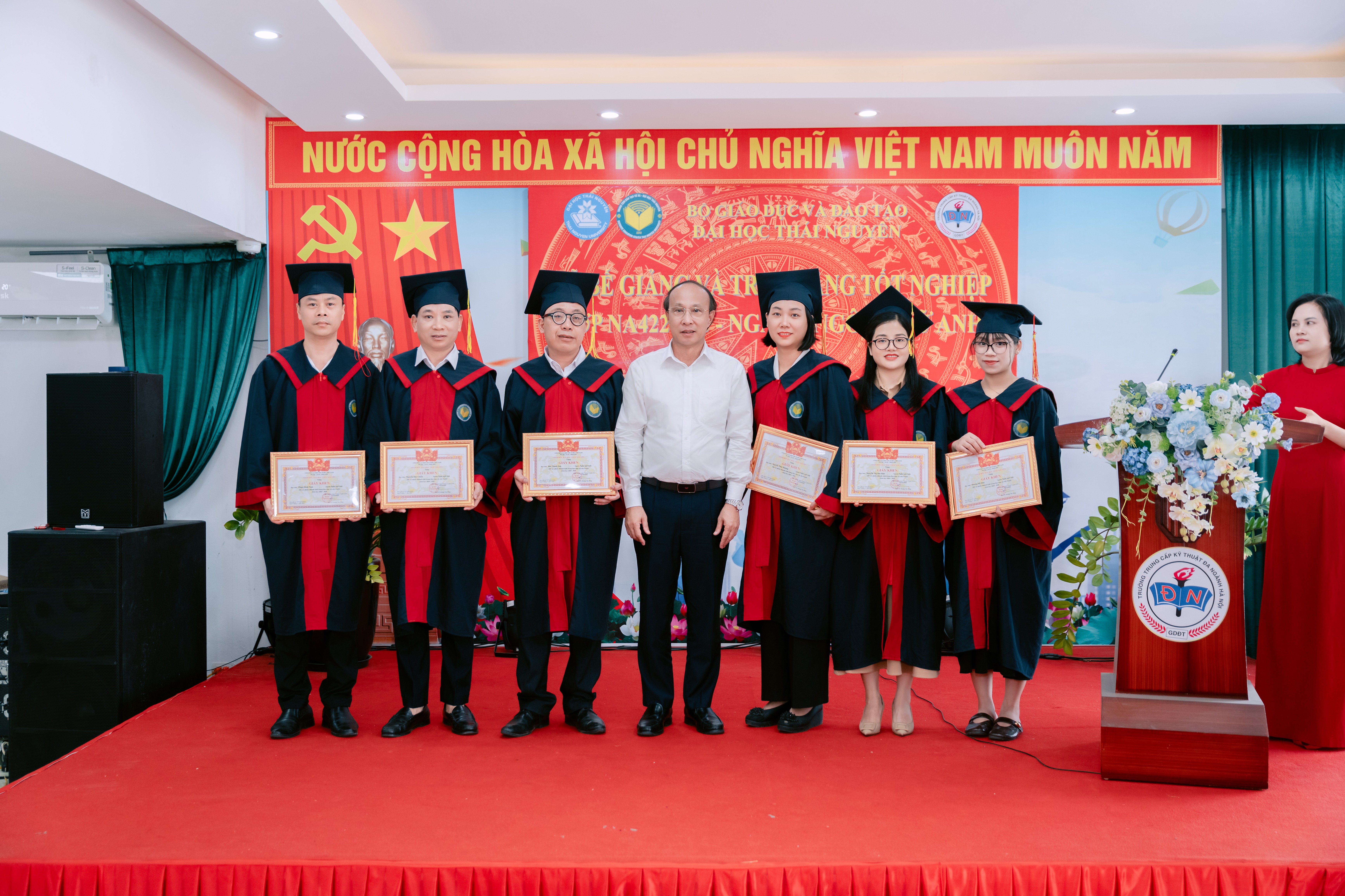 Trao giấy khen cho c&aacute;c học vi&ecirc;n đạt th&agrave;nh t&iacute;ch cao trong học tập v&agrave; r&egrave;n luyện