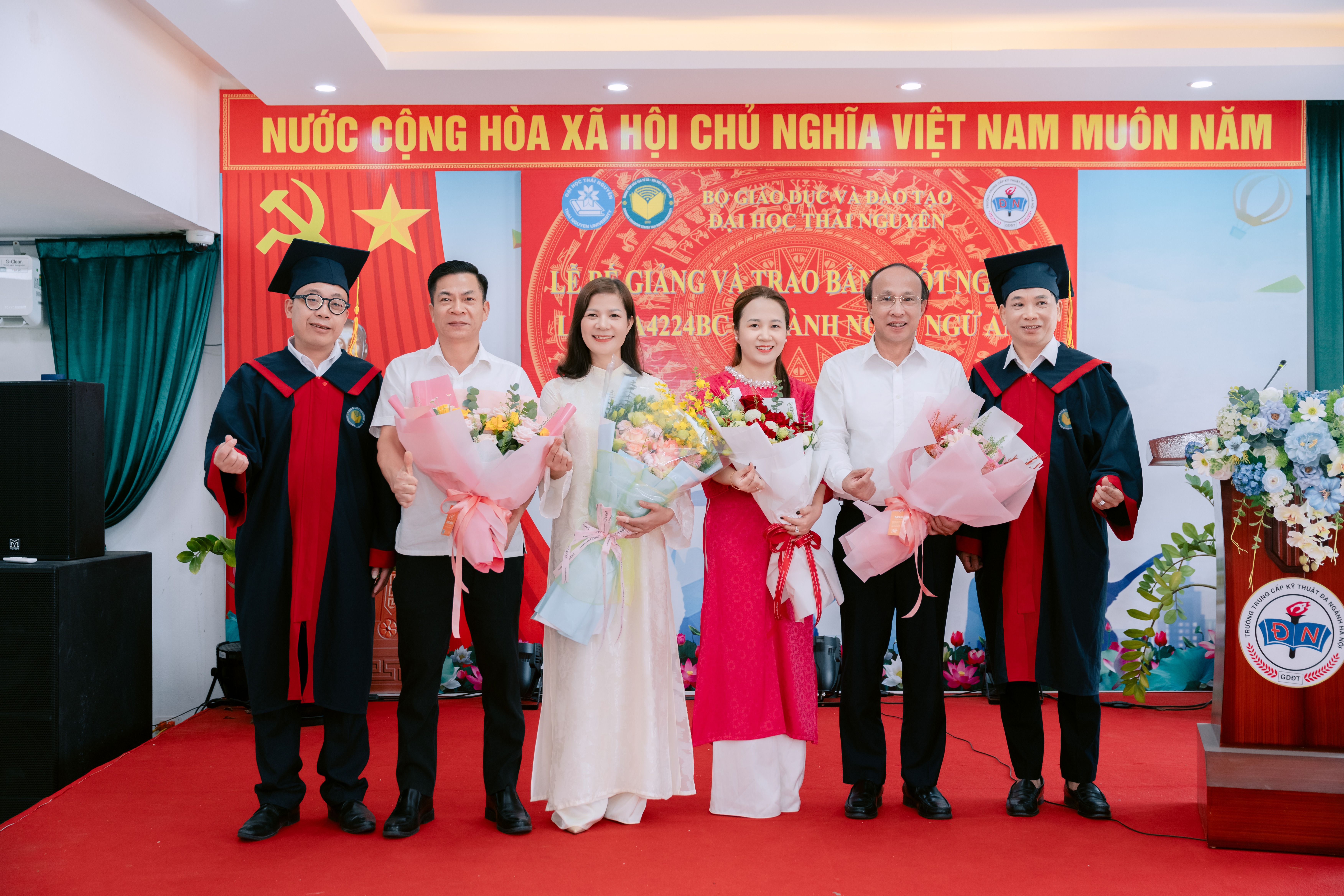 Đại diện học vi&ecirc;n hai lớp tặng hoa tri &acirc;n thầy c&ocirc; gi&aacute;o