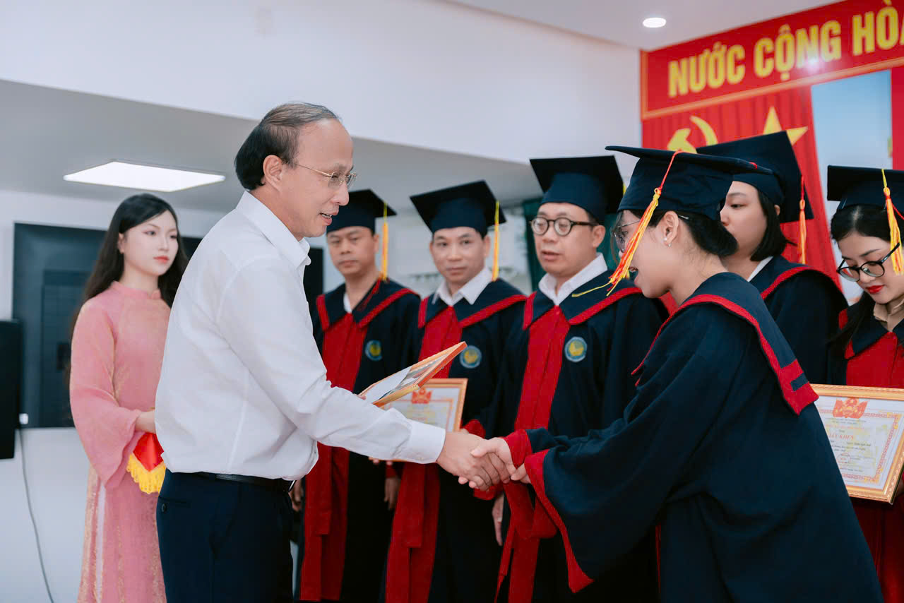 Nghi thức trao bằng Tốt nghiệp cho c&aacute;c t&acirc;n Cử nh&acirc;n