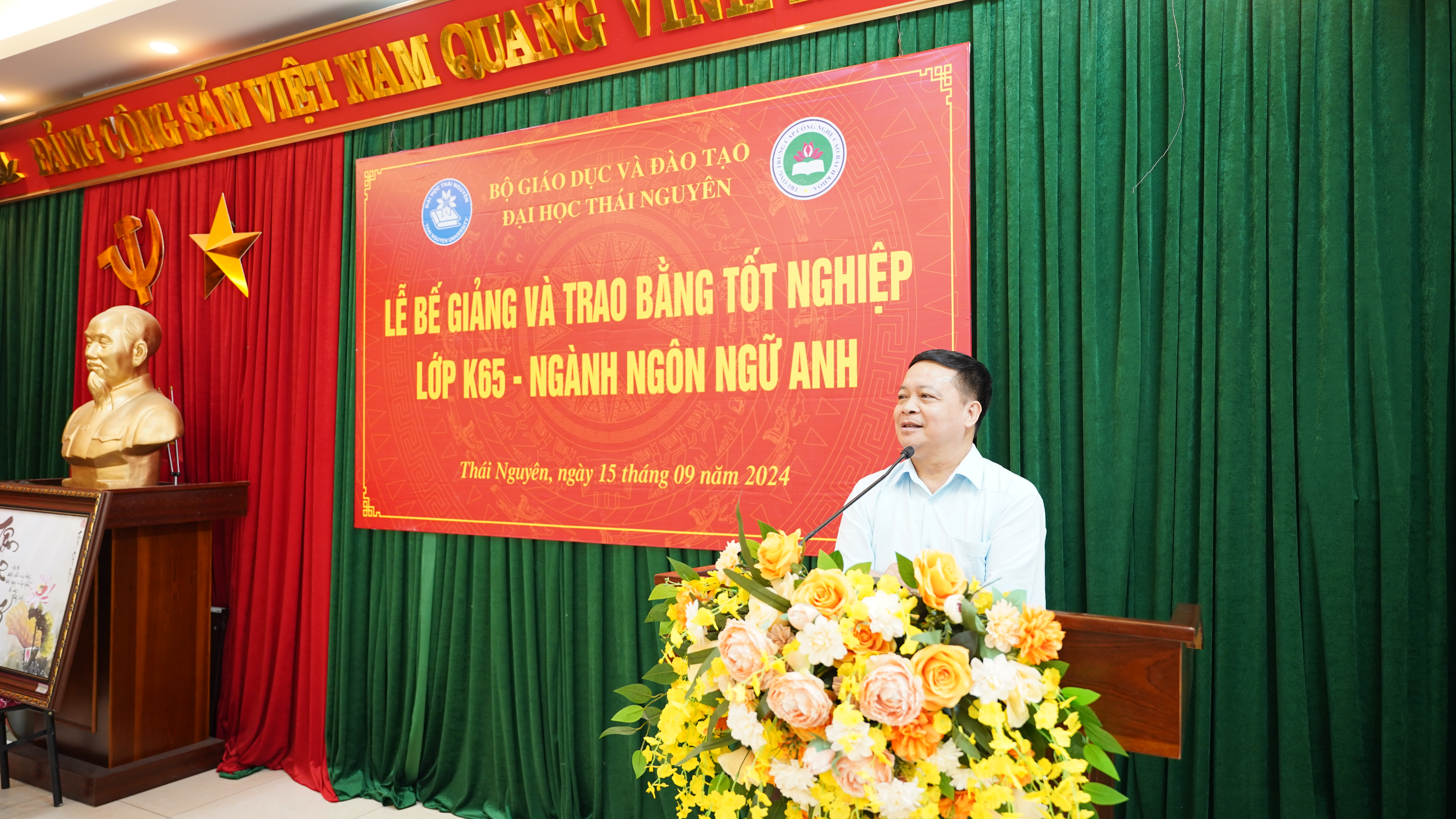 PGS.TS. Nguyễn Hữu Công - Phó Giám đốc Đại học Thái Nguyên, Giám đốc Trung tâm Đào tạo từ xa - Đại học Thái Nguyên phát biểu chúc mừng tân Cử nhân