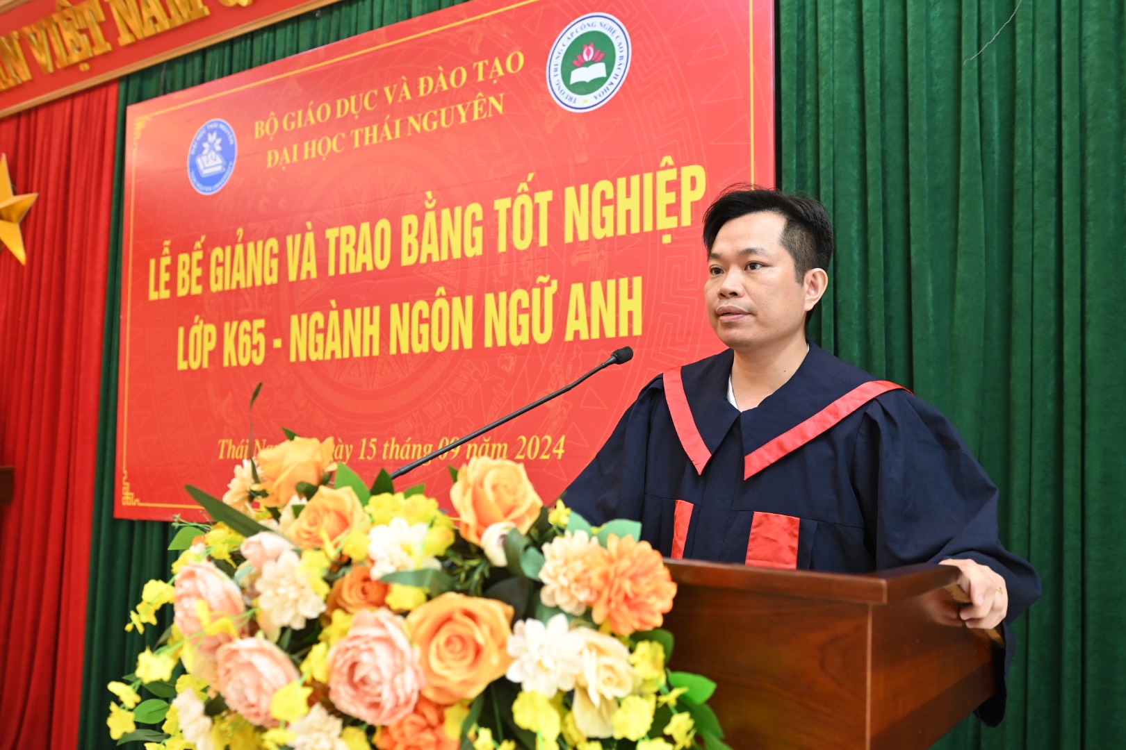 Học viên Nguyễn Tiến Sinh - lớp trưởng lớp Ngôn ngữ Anh K65 phát biểu cảm tưởng tại buổi lễ