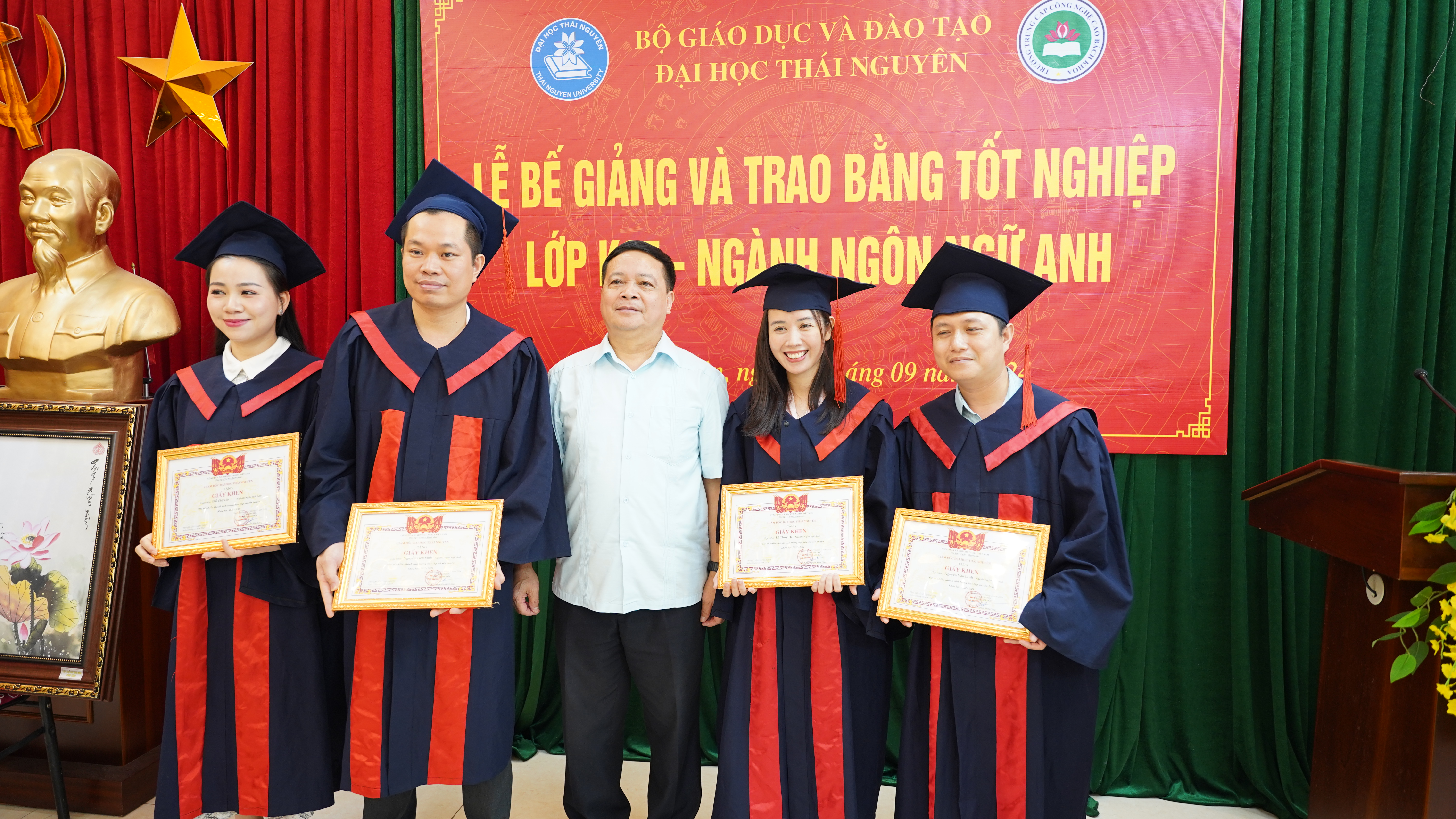 Khen thưởng cho các học viên xuất sắc