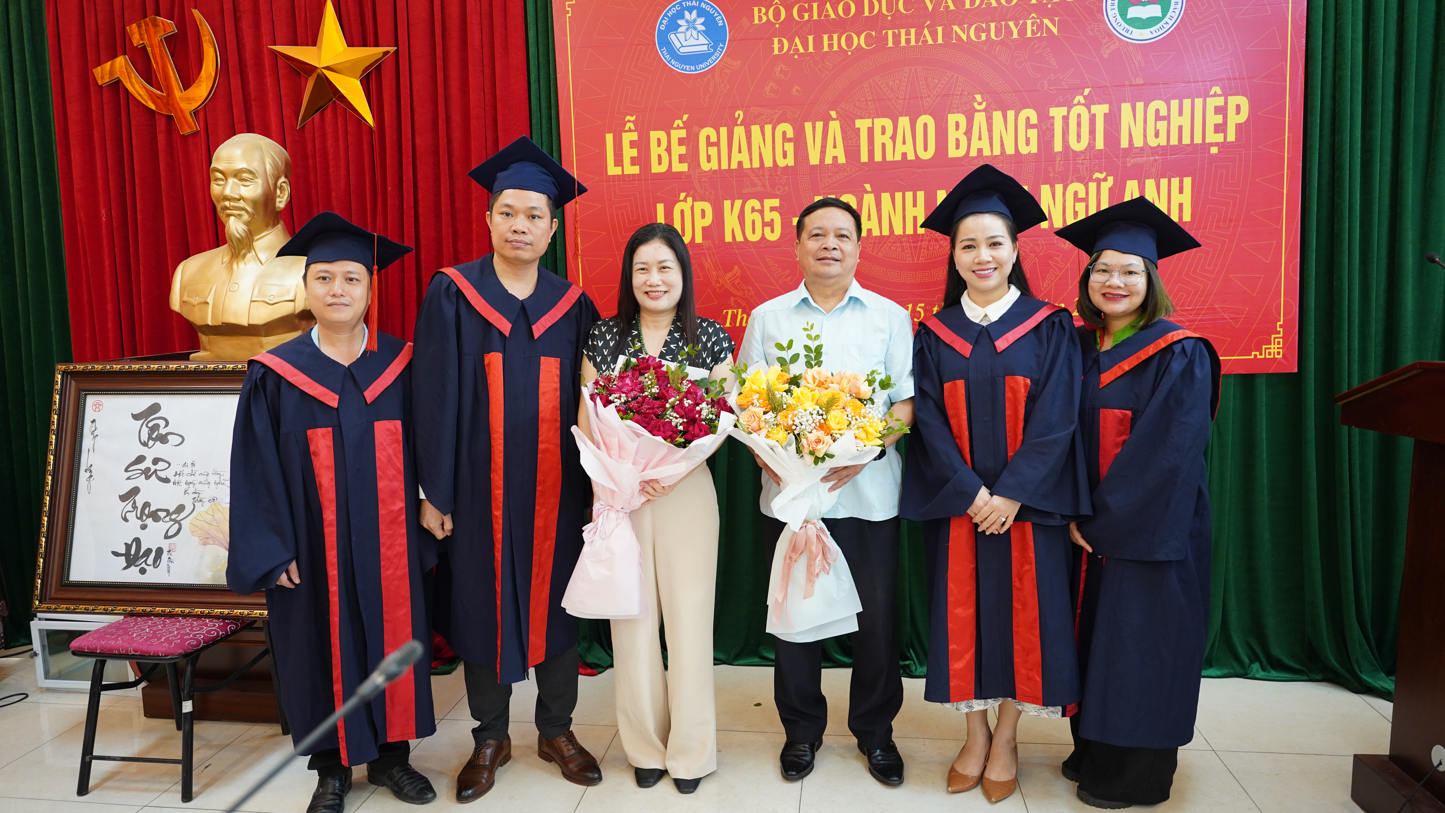 Học viên tặng hoa tri ân thầy cô