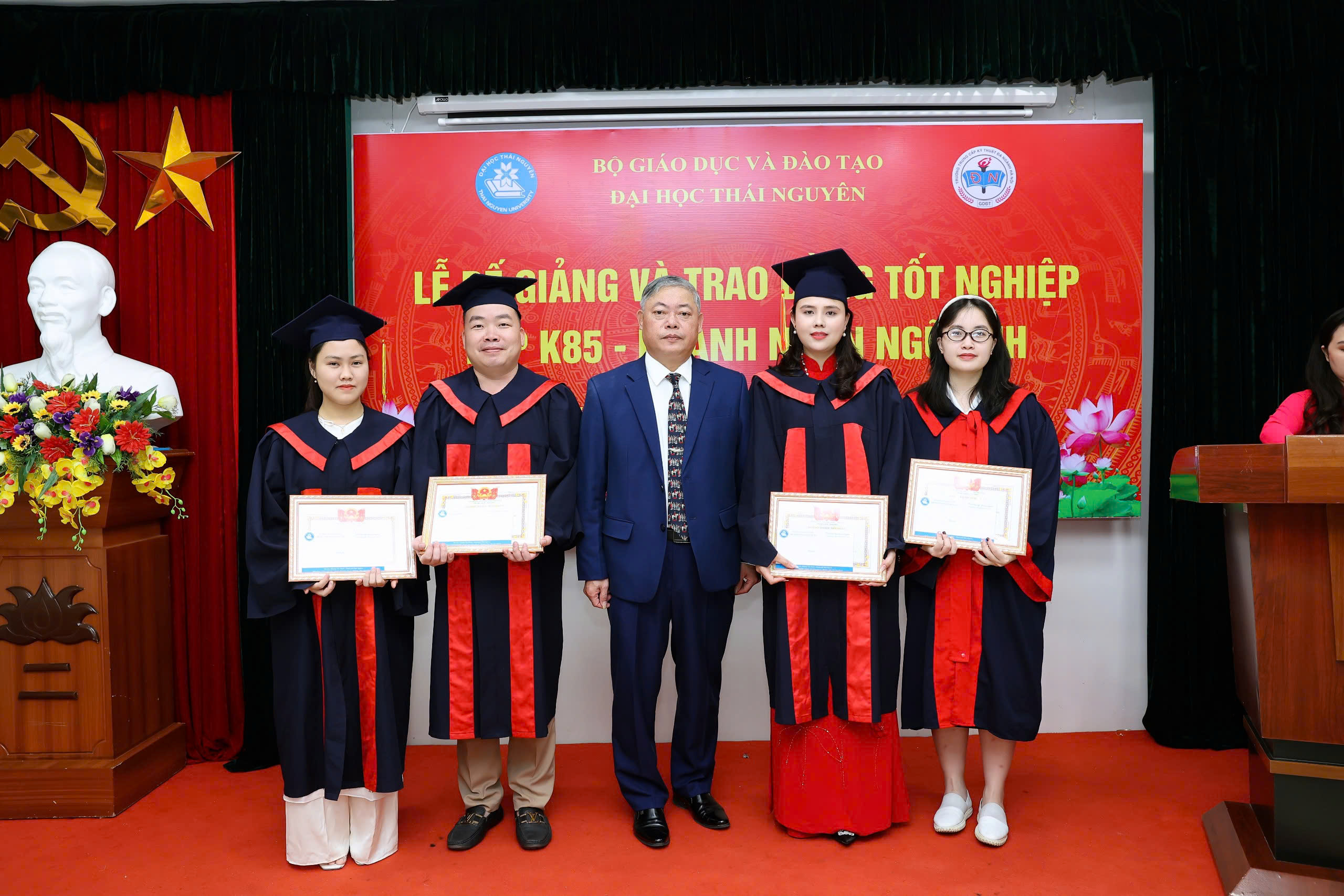 đại diện lãnh đạo Đại học Thái Nguyên đã khen thưởng cho 04 học viên 