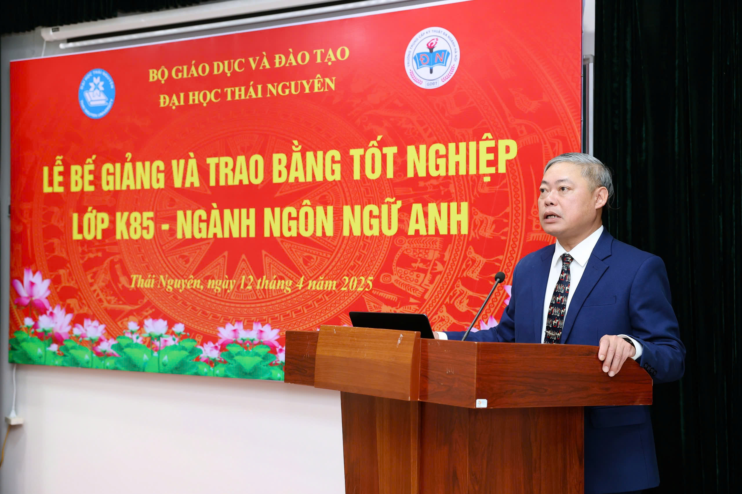 TS. Đoàn Đức Hải - Phó Giám đốc Trung tâm Đào tạo từ xa - Đại học Thái Nguyên phát biểu chúc mừng tân Cử nhân
