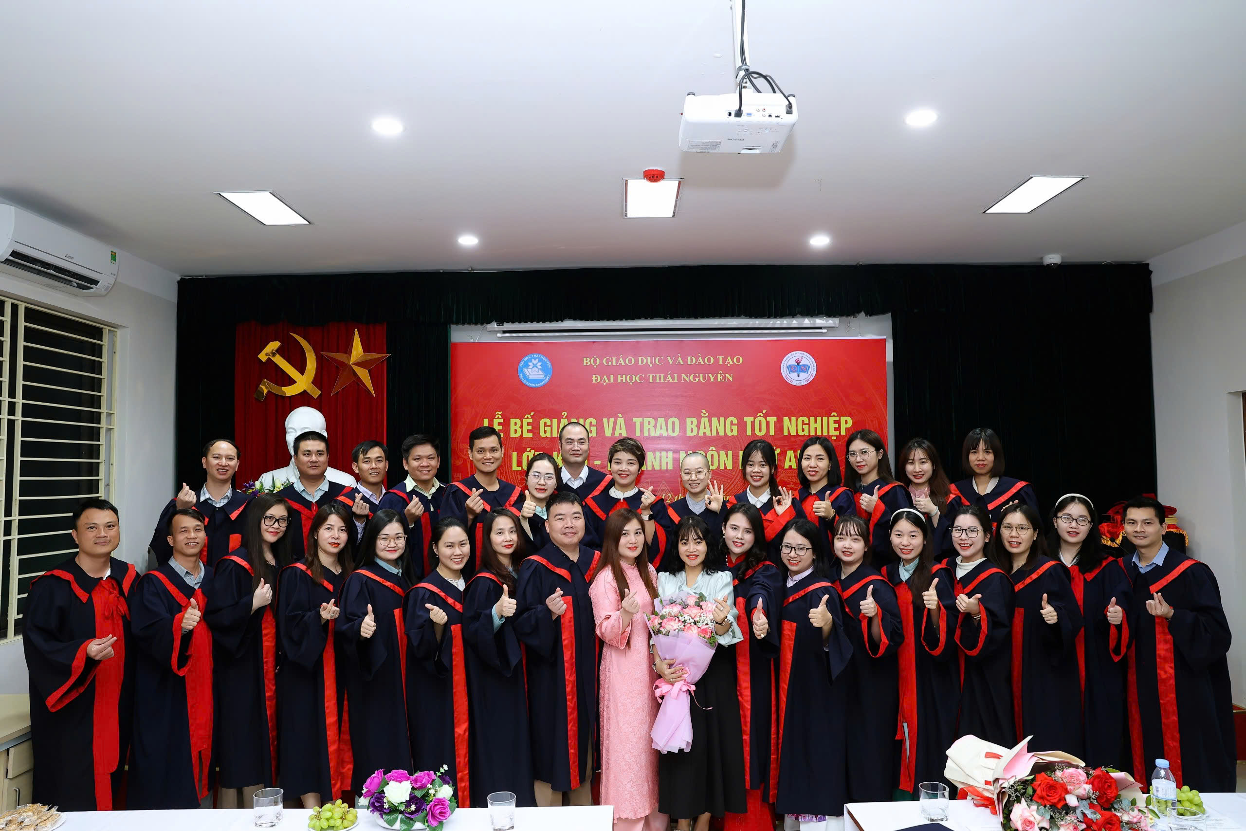 Cô Bùi Thị Bảo Yến – Giáo viên đồng chủ nhiệm chụp cùng học viên 
