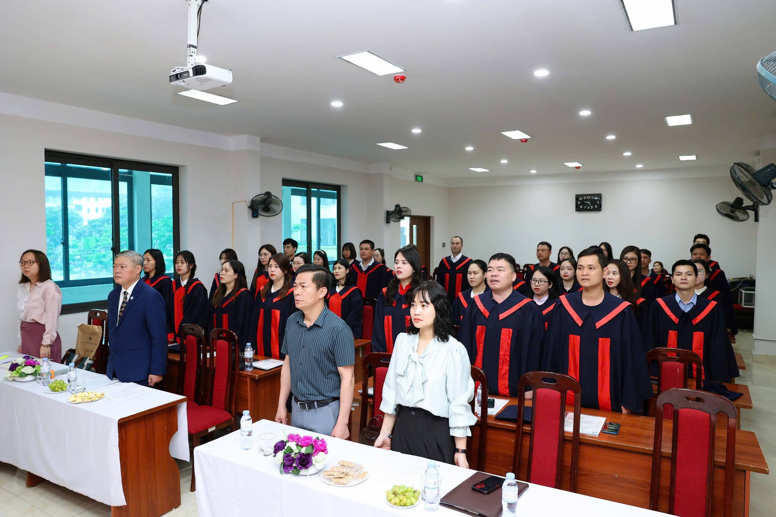 Hình ảnh chào cờ tại buổi lễ