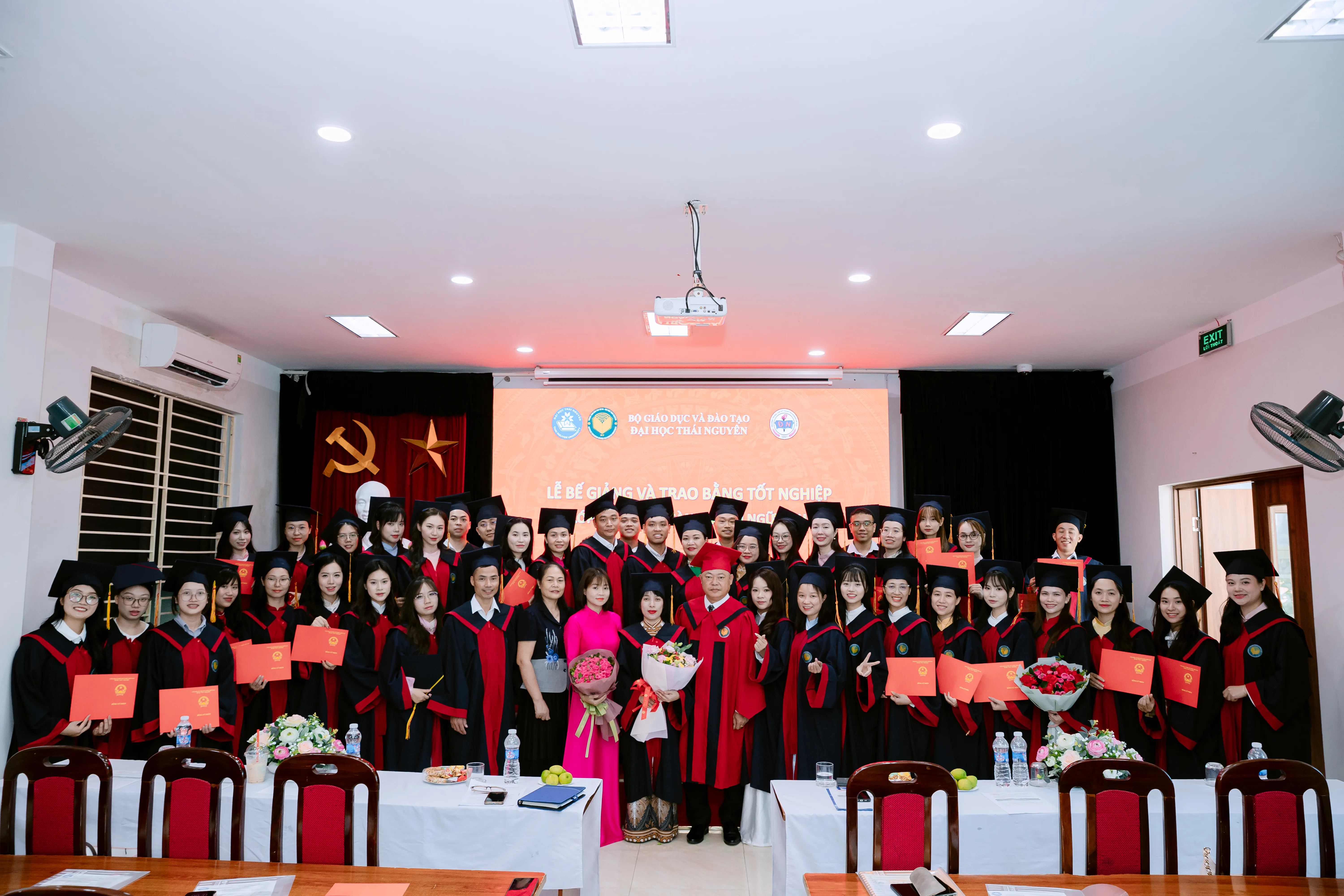 LỄ BẾ GIẢNG VÀ TRAO BẰNG TỐT NGHIỆP LỚP NA6124 NGÀNH NGÔN NGỮ ANH TẠI TRƯỜNG TRUNG CẤP KỸ THUẬT ĐA NGÀNH HÀ NỘI