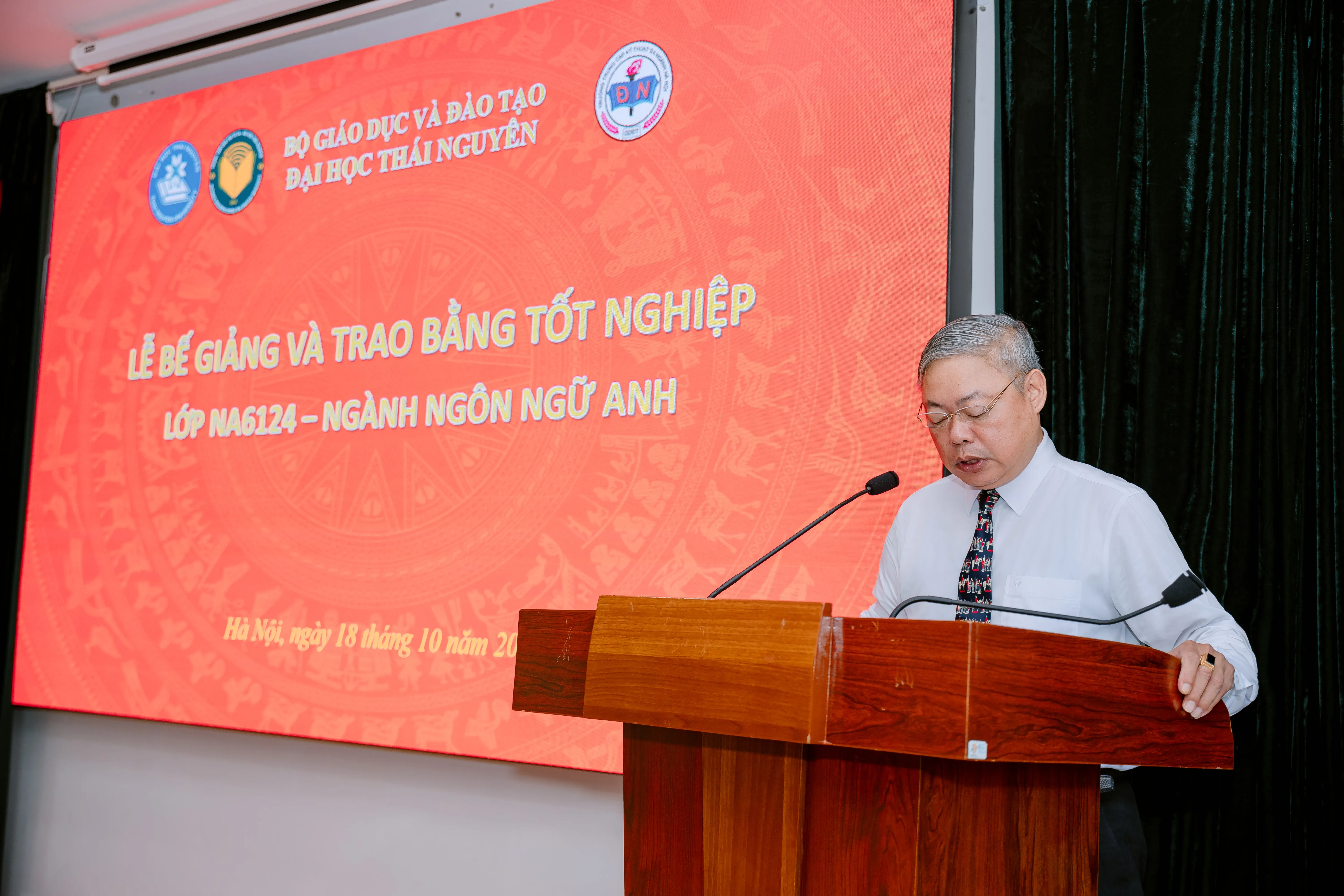 TS. Đo&agrave;n Đức Hải - Ph&oacute; Gi&aacute;m đốc Trung t&acirc;m Đ&agrave;o tạo từ xa - Đại học Th&aacute;i Nguy&ecirc;n ph&aacute;t biểu tại buổi lễ