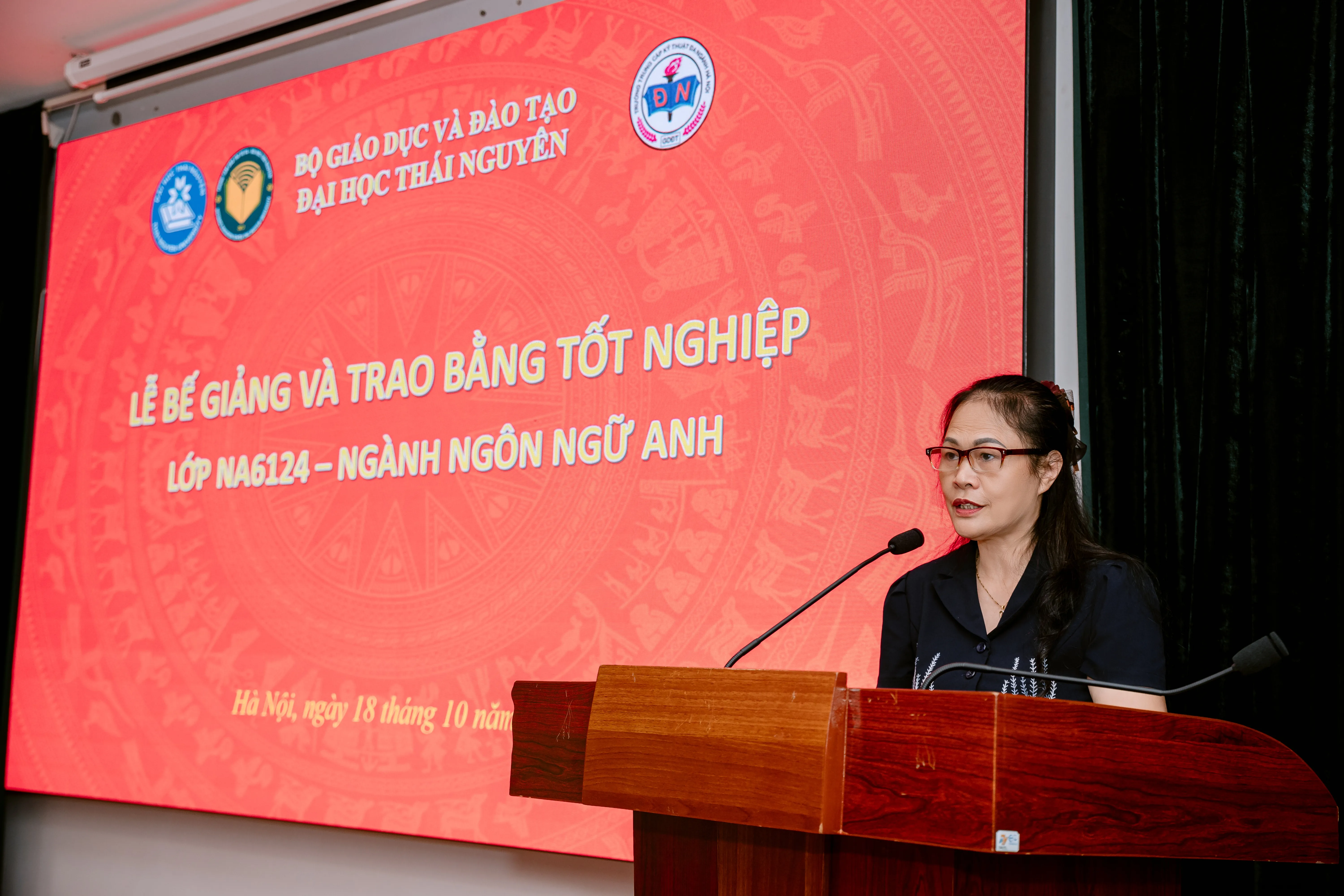 C&ocirc; Đỗ Thị Đức &ndash; Ph&oacute; Hiệu trưởng Trường Trung cấp Kỹ thuật Đa ng&agrave;nh H&agrave; Nội b&aacute;o c&aacute;o tổng kết kh&oacute;a học