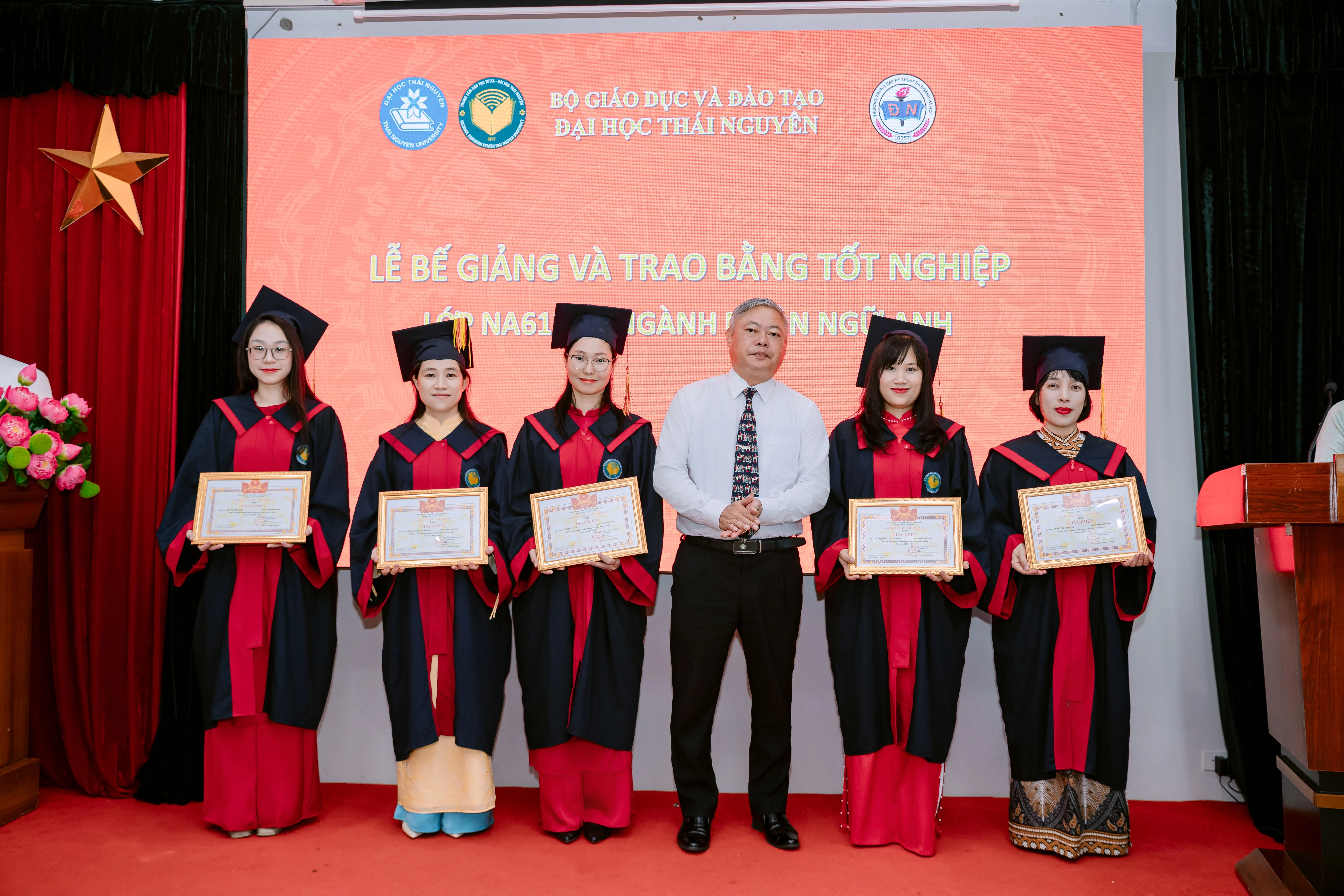 Trao giấy khen cho c&aacute;c T&acirc;n cử nh&acirc;n đạt th&agrave;nh t&iacute;ch cao trong học tập v&agrave; r&egrave;n luyện