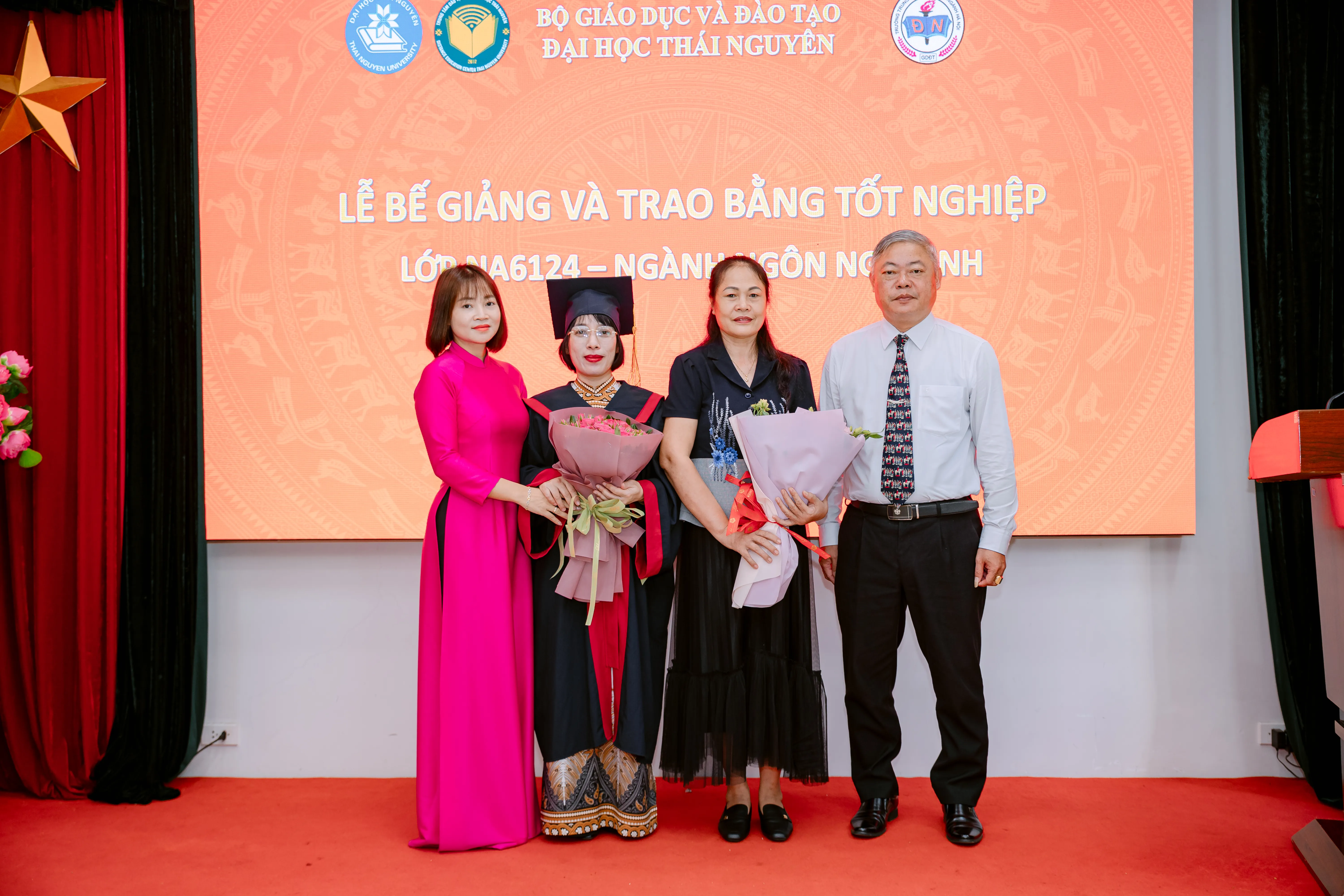 Đại diện học vi&ecirc;n tặng hoa tri &acirc;n thầy c&ocirc;