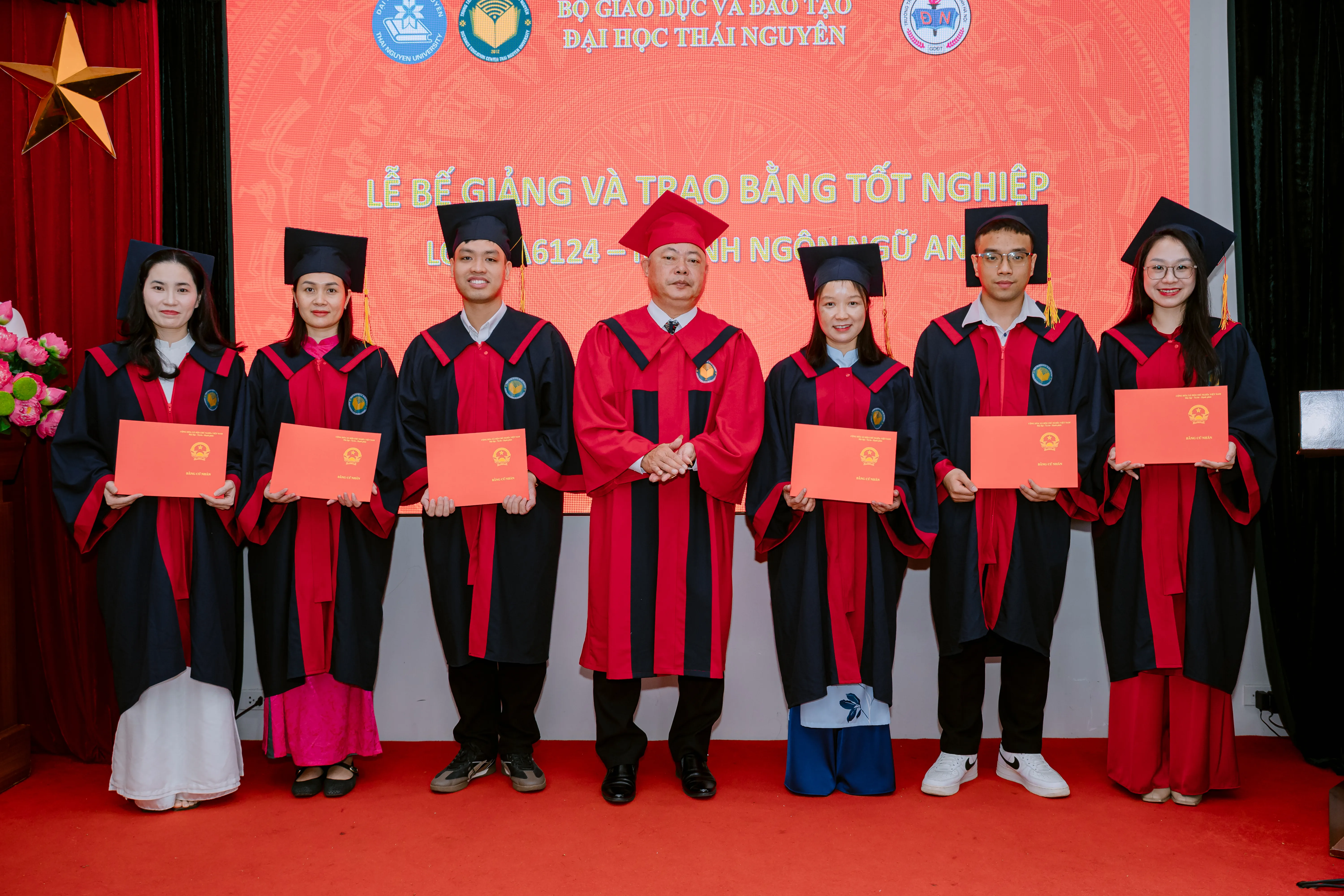 &nbsp;Trao bằng Tốt nghiệp cho c&aacute;c t&acirc;n Cử nh&acirc;n