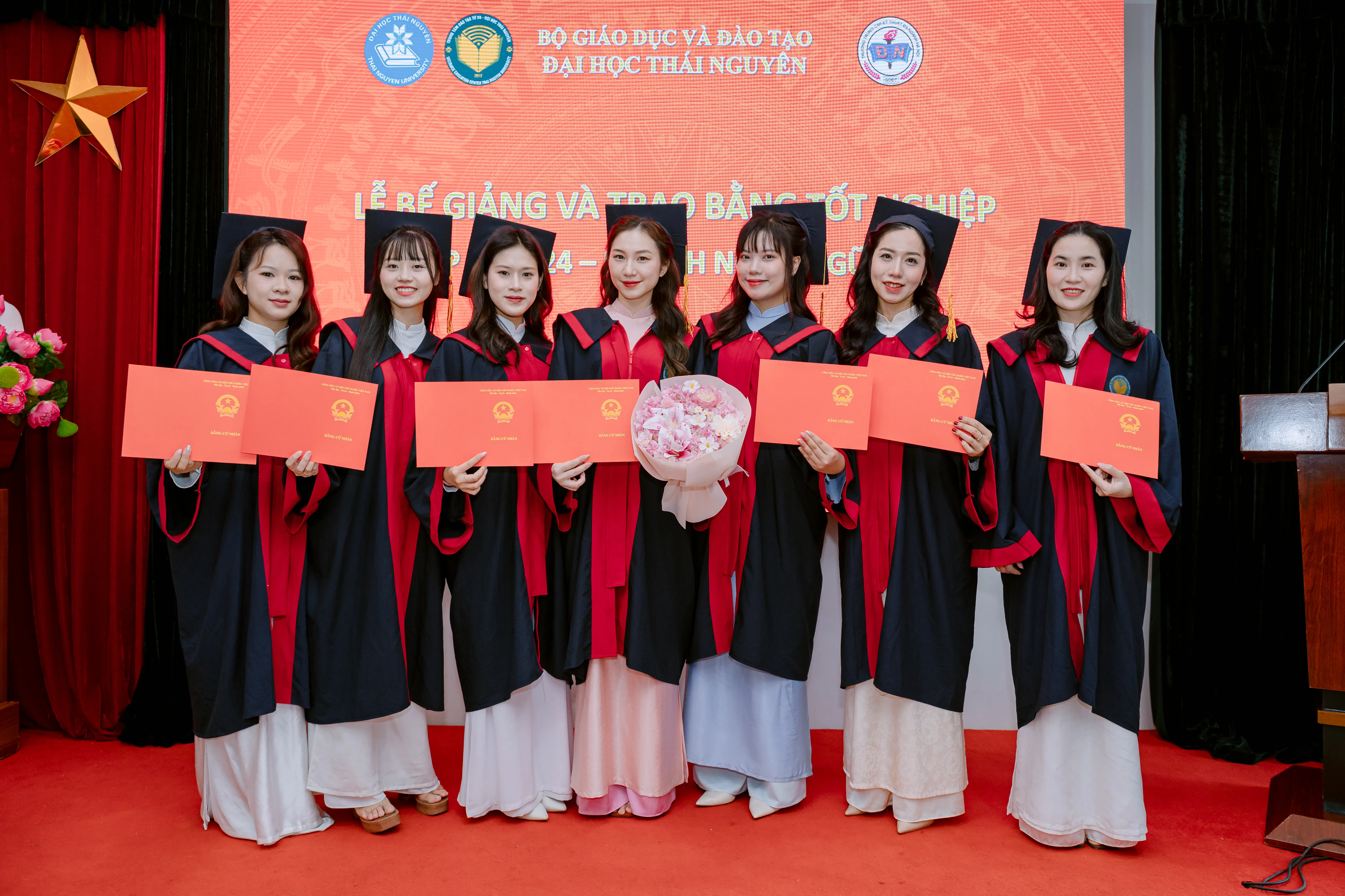 C&aacute;c học vi&ecirc;n chụp ảnh lưu niệm