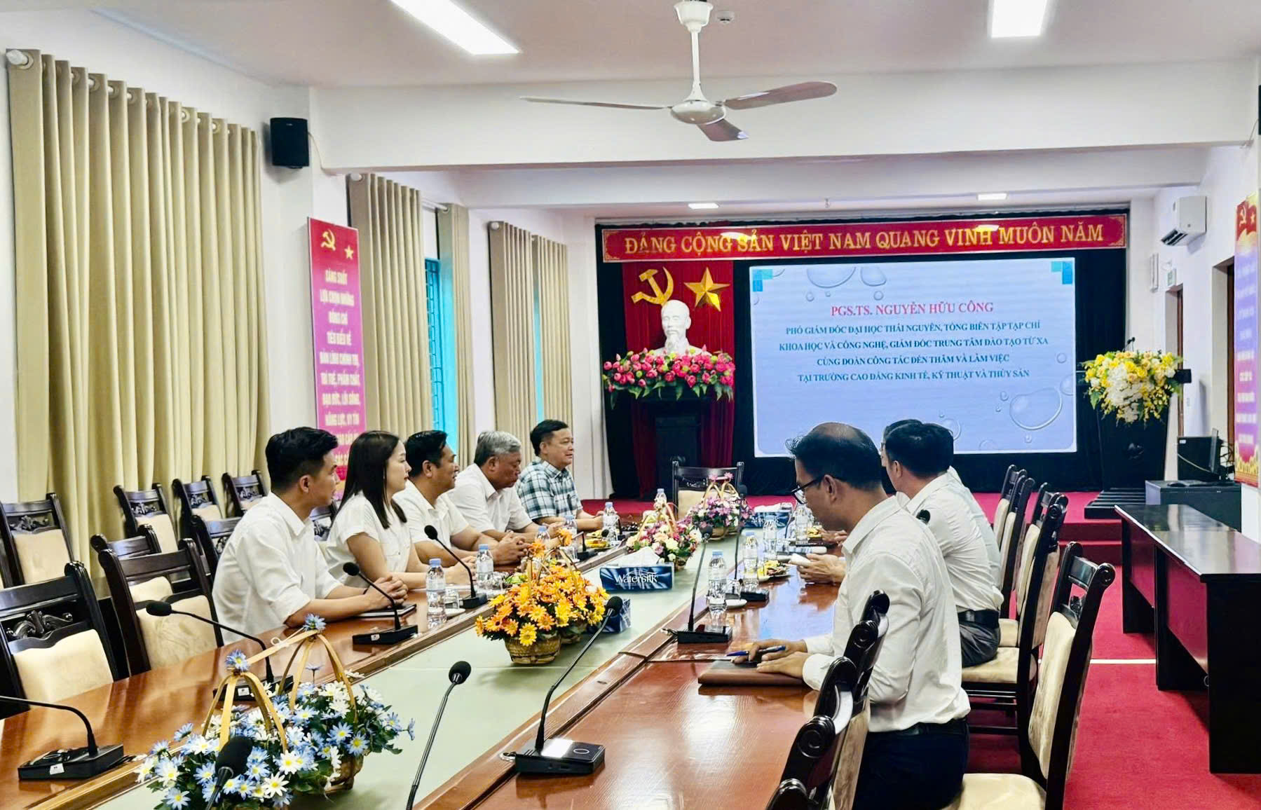 ĐOÀN CÔNG TÁC CỦA TRUNG TÂM ĐÀO TẠO TỪ XA - ĐẠI HỌC THÁI NGUYÊN ĐẾN THĂM VÀ LÀM VIỆC TẠI TRƯỜNG CAO ĐẲNG KINH TẾ, KỸ THUẬT VÀ THỦY SẢN