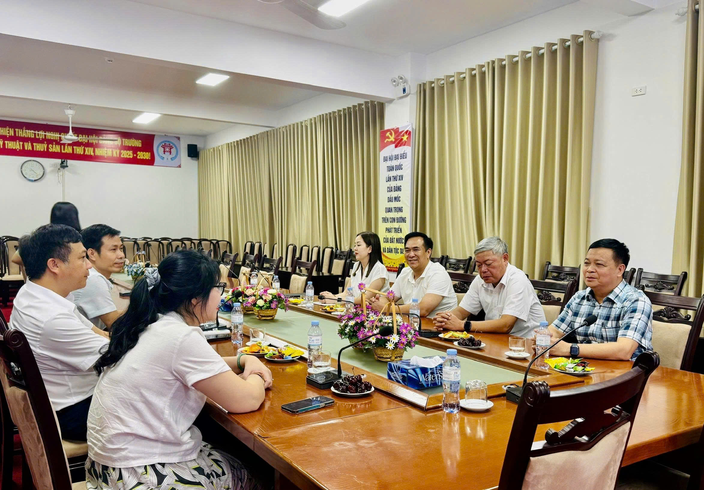 Hai bên trao đổi, chia sẻ kinh nghiệm trong đào tạo từ xa