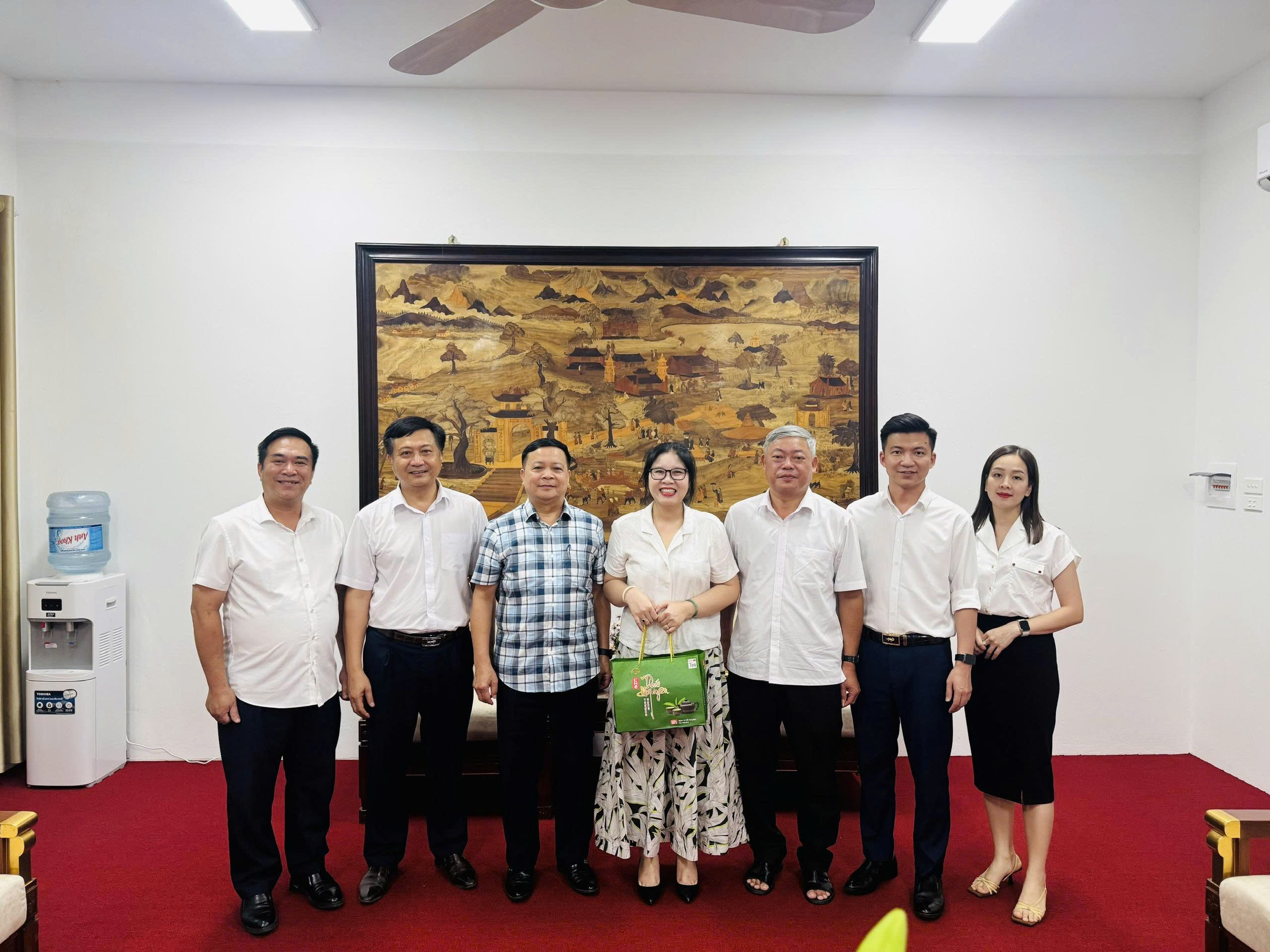 Đoàn công tác Trung tâm Đào tạo Từ xa - Đại học Thái Nguyên tặng quà lưu niệm cho đại diện lãnh đạo Trường Cao đẳng Kinh tế, Kỹ thuật và Thủy sản