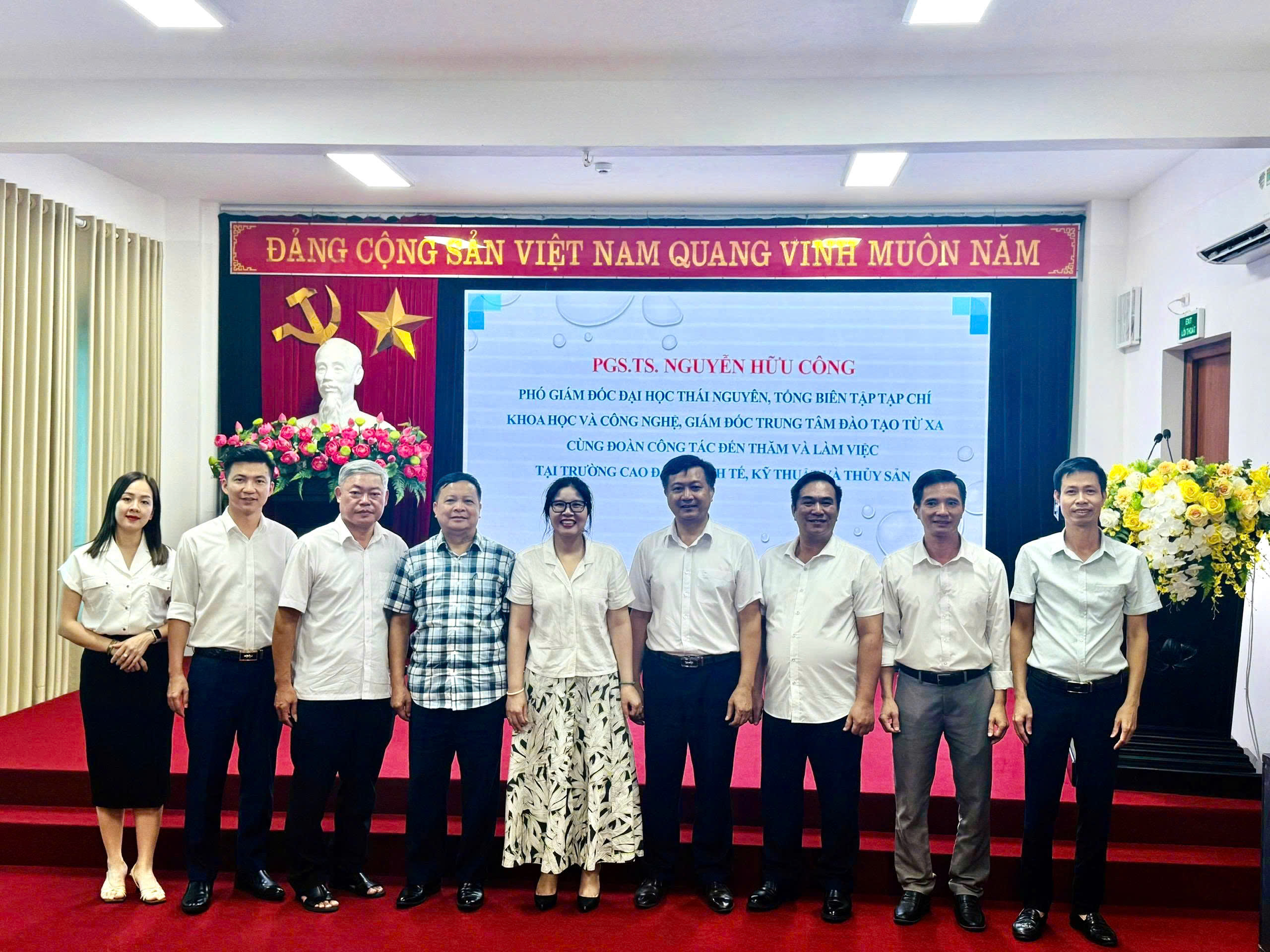 Hai bên chụp ảnh lưu niệm