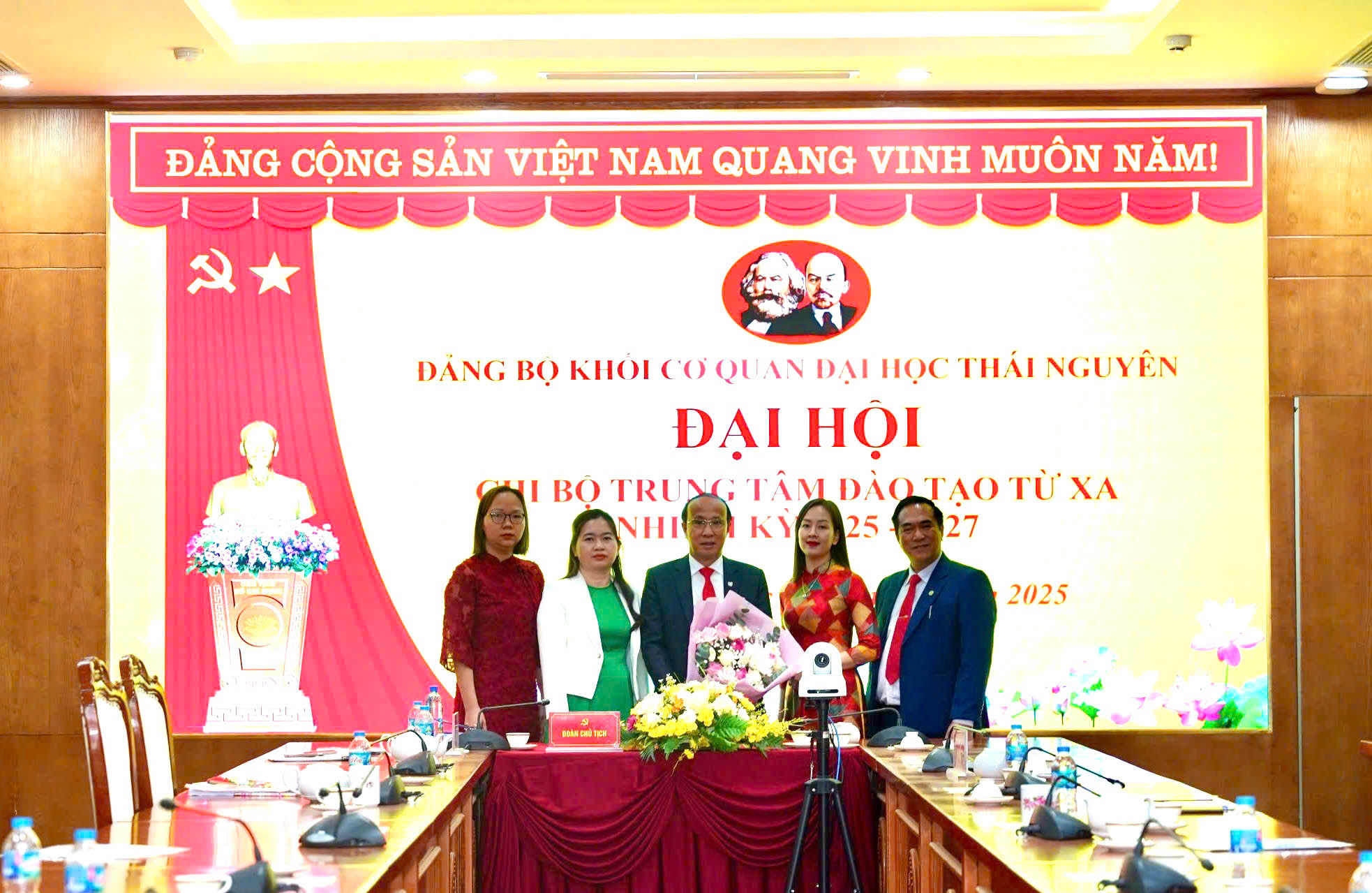 Ban Chi ủy Trung tâm Đào tạo từ xa - Đại học Thái Nguyên nhiệm kỳ 2025-2027 ra mắt Đại hội