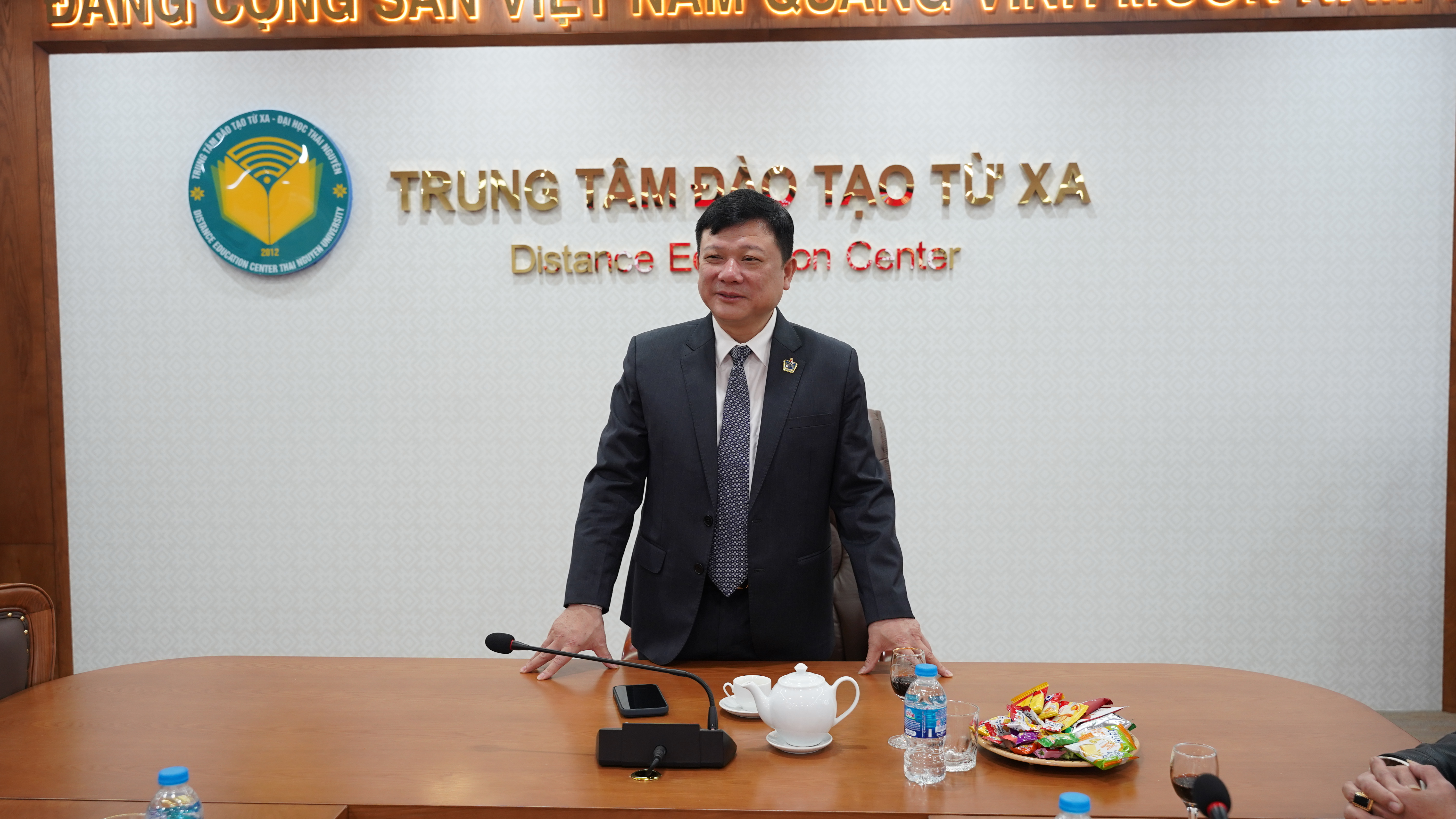 PGS.TS Ho&agrave;ng Văn H&ugrave;ng Ph&oacute; B&iacute; thư Đảng ủy, Gi&aacute;m đốc Đại học Th&aacute;i Nguy&ecirc;n, Gi&aacute;m đốc Trung t&acirc;m Đ&agrave;o tạo từ xa - Đại học Th&aacute;i Nguy&ecirc;n ph&aacute;t biểu trong buổi gặp mặt đầu năm