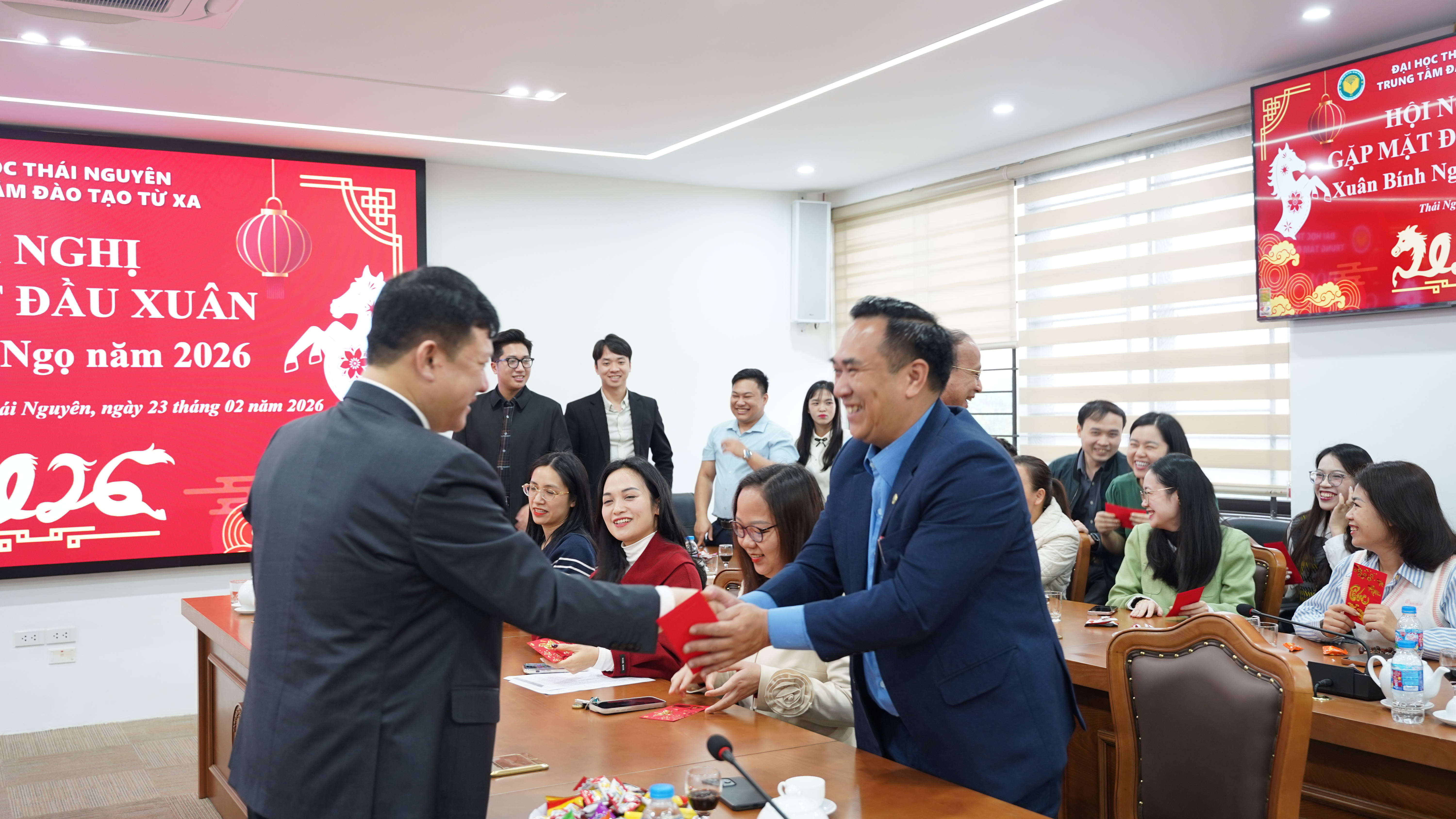 Ban Gi&aacute;m đốc tặng phong bao l&igrave; xi cho c&aacute;c c&aacute;n bộ, nh&acirc;n vi&ecirc;n, người lao động trong Trung t&acirc;m