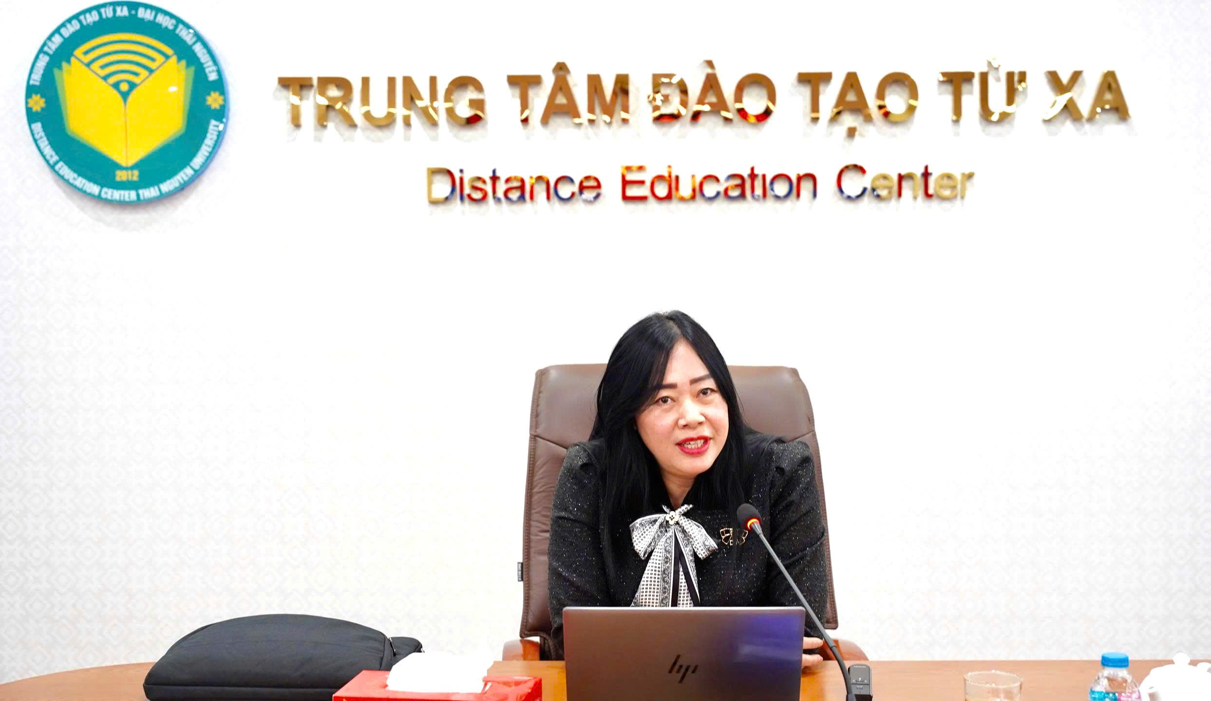 Giảng vi&ecirc;n Đặng Thị Kim Oanh - Ph&oacute; Hiệu trưởng trường Ch&iacute;nh trị tỉnh Th&aacute;i Nguy&ecirc;n giảng dạy tại Hội nghị