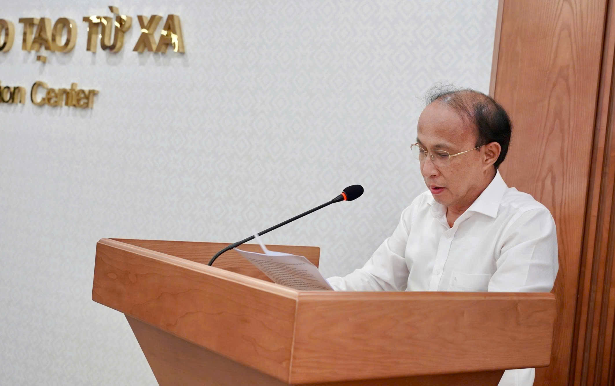 TS. Trương Hữu Dũng - Bí thư Chi bộ, Phó Giám đốc Trung tâm đào tạo từ xa - Đại học Thái Nguyên trình bày Báo cáo kết quả thực hiện nhiệm vụ năm 2024 và phương hướng, nhiệm vụ trọng tâm năm 2025