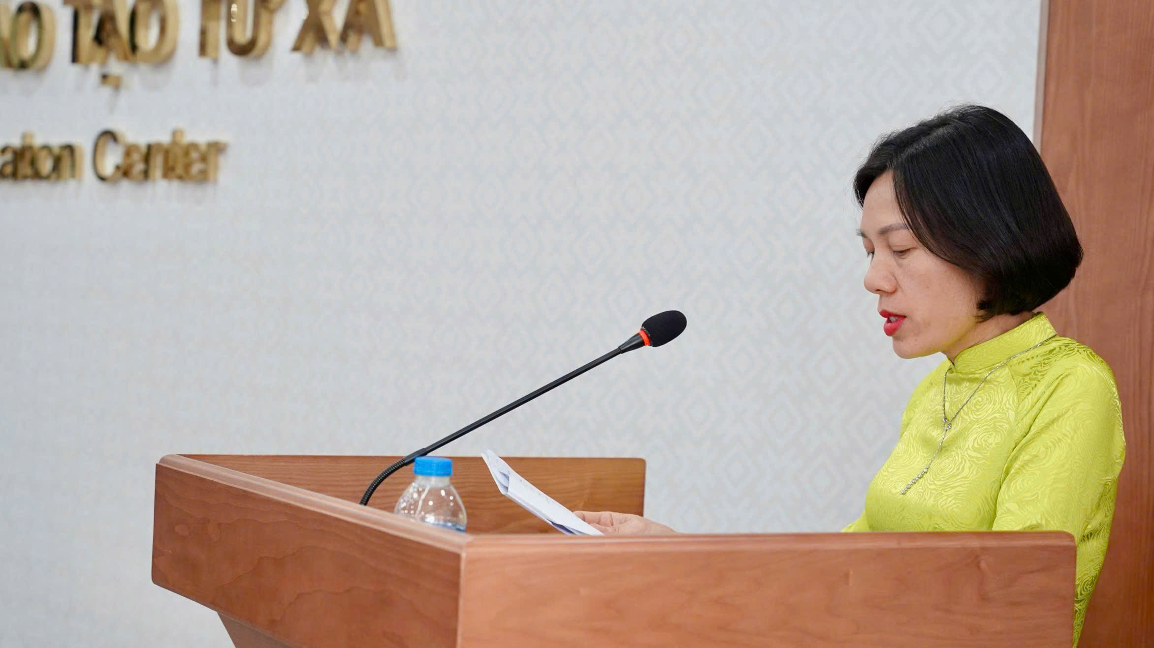 ThS. Trần Thị Bích Thảo - Phó ban Kế hoạch đầu từ và Tài chính - Đại học Thái Nguyên, Kế toán trưởng Trung tâm đào tạo từ xa - Đại học Thái Nguyên trình bày Báo cáo công tác tài chính năm 2024