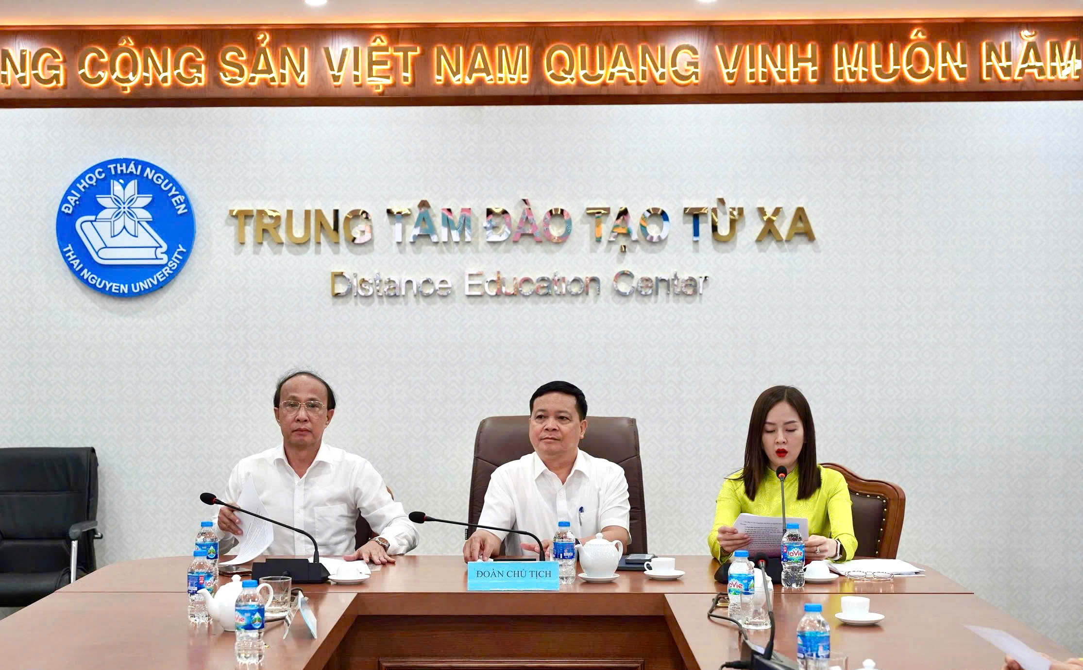 Đoàn chủ tịch điều hành Hội nghị