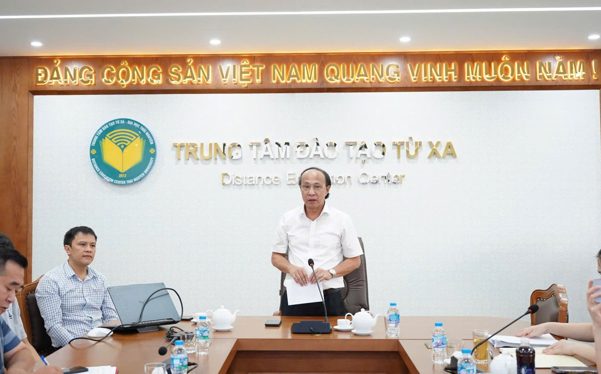 TS. Trương Hữu Dũng - B&iacute; thư Chi bộ, Ph&oacute; Gi&aacute;m đốc Trung t&acirc;m Đ&agrave;o tạo từ xa - Đại học Th&aacute;i Nguy&ecirc;n ph&aacute;t biểu tại Hội nghị