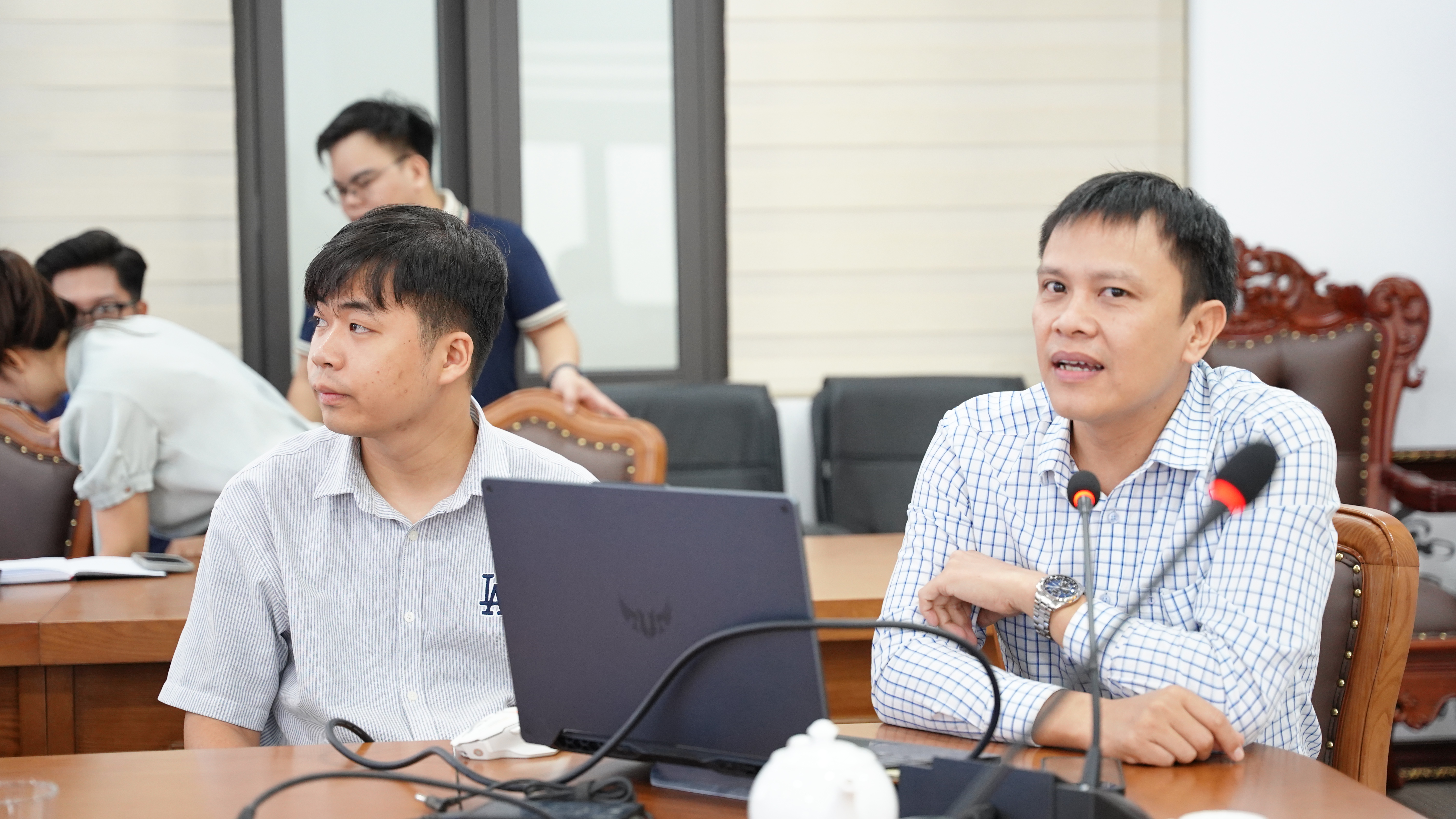 ThS. Trần Hồng Anh - Ph&oacute; Gi&aacute;m đốc Trung t&acirc;m Số - Đại học Th&aacute;i Nguy&ecirc;n l&agrave;m b&aacute;o c&aacute;o vi&ecirc;n tại Hội nghị