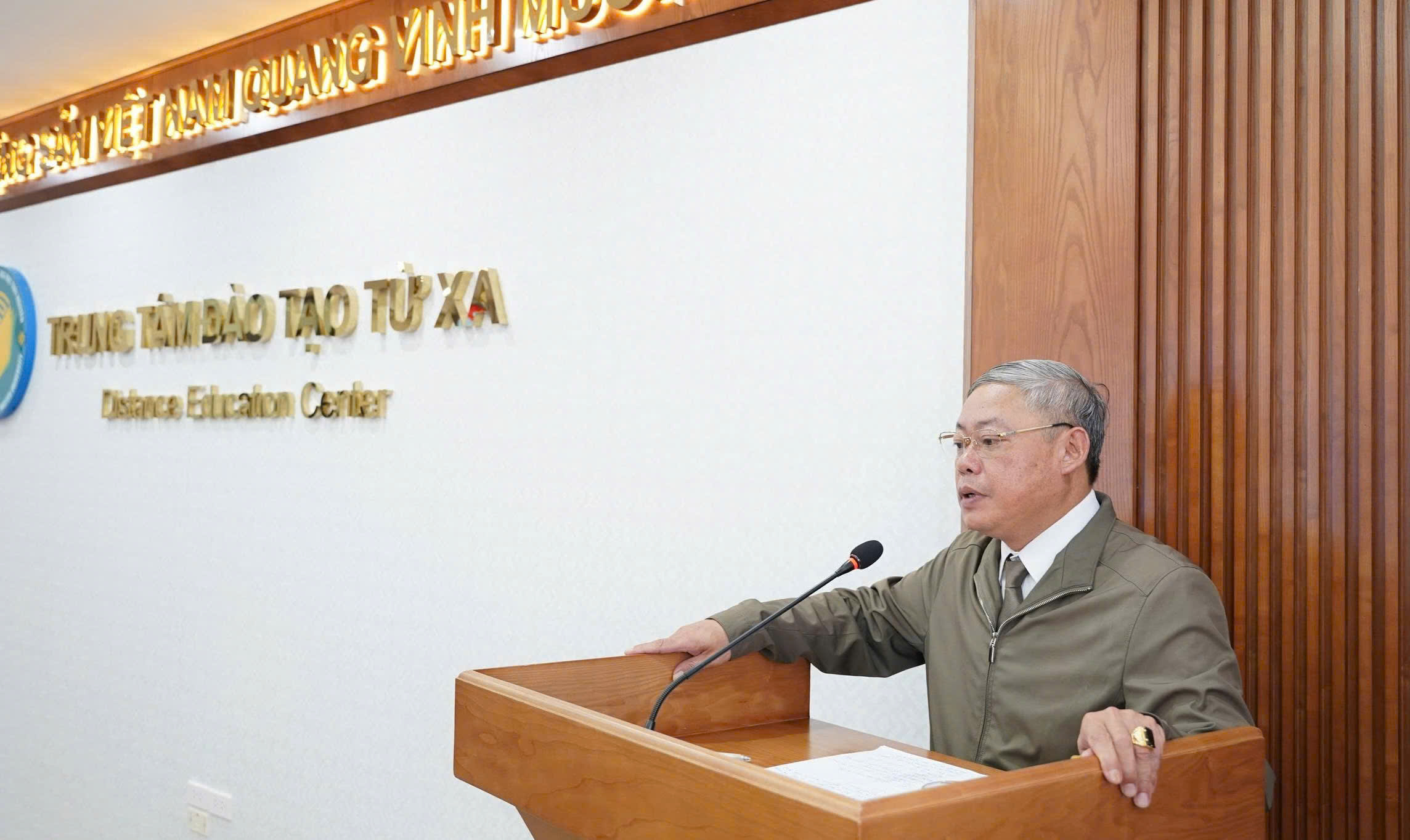 Đồng chí Đoàn Đức Hải - Phó Chủ tịch Công đoàn khối Cơ quan Đại học Thái Nguyên, Phó Giám đốc Trung tâm đào tạo từ xa - Đại học Thái Nguyên phát biểu chỉ đạo Hội nghị